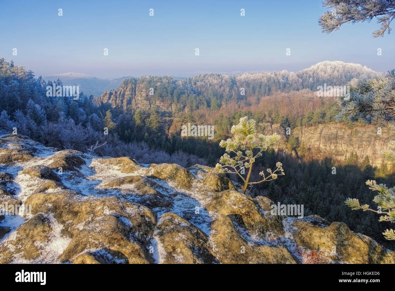 Elbsandsteingebirge Im Winter-Blick Vom Teichstein Auf Kanstein - Elbsandsteingebirge im Winter und Raureif, Blick vom Berg Teichstein Stockfoto