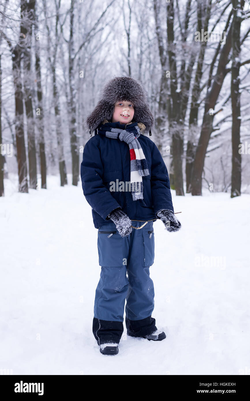 Der junge freut sich im Winter im Schnee spielen Stockfoto