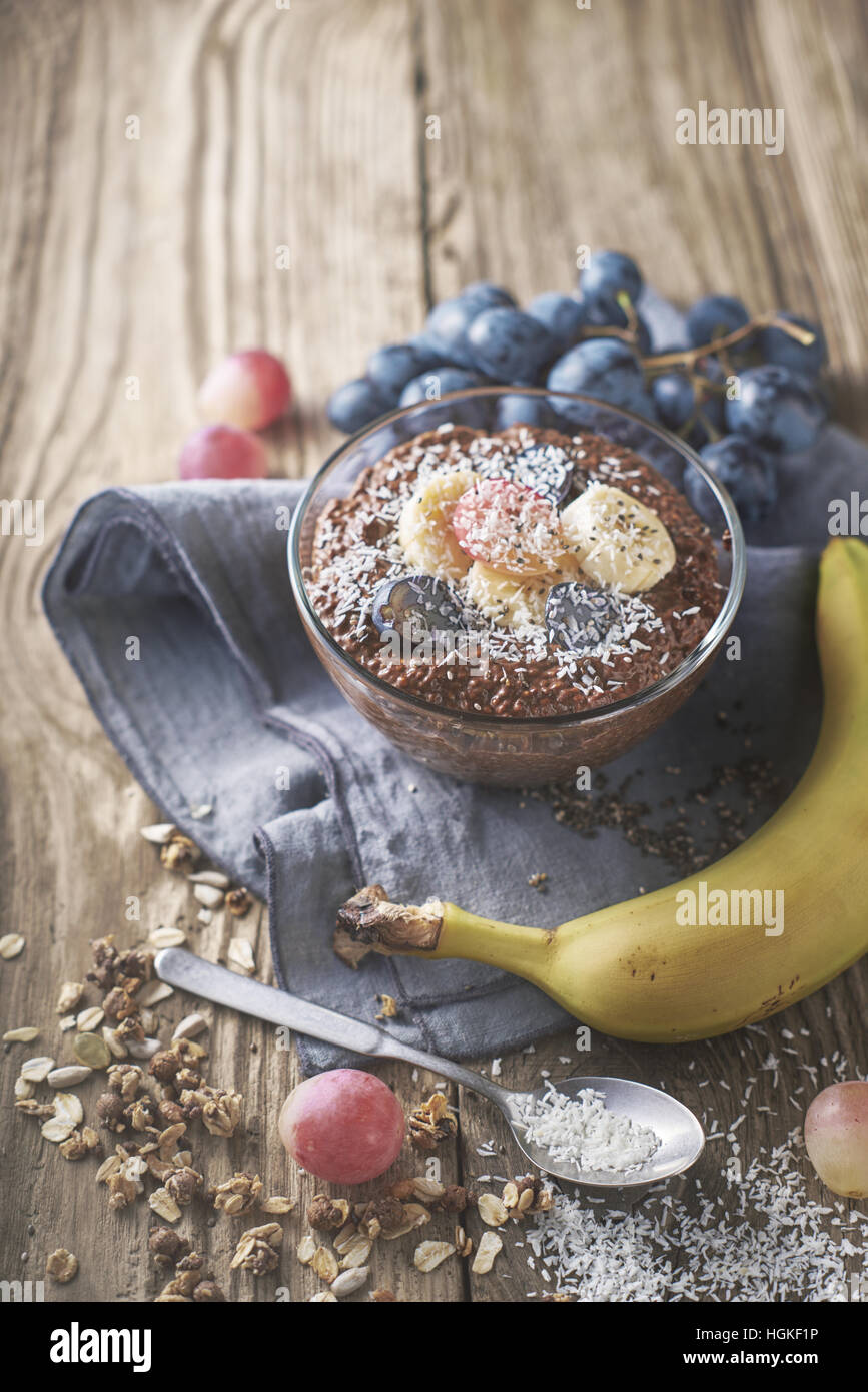 Schokolade Chia Pudding mit Obst im Glas Schüssel vertikal Stockfoto