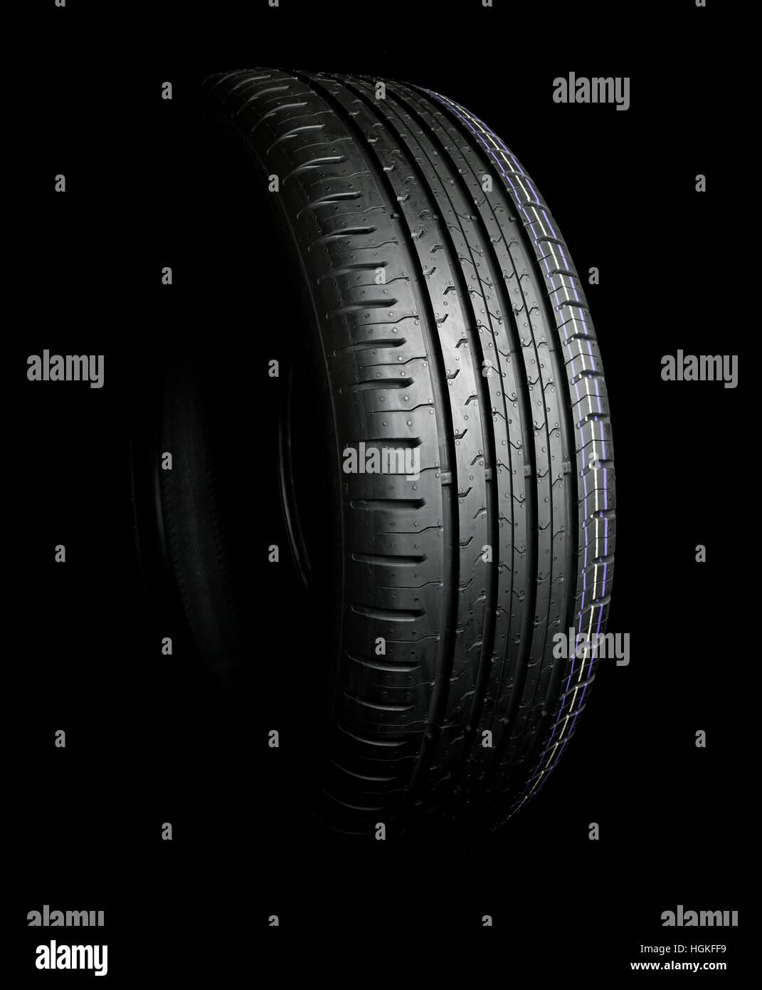 Pkw-Reifen, die isoliert auf schwarz Stockfoto