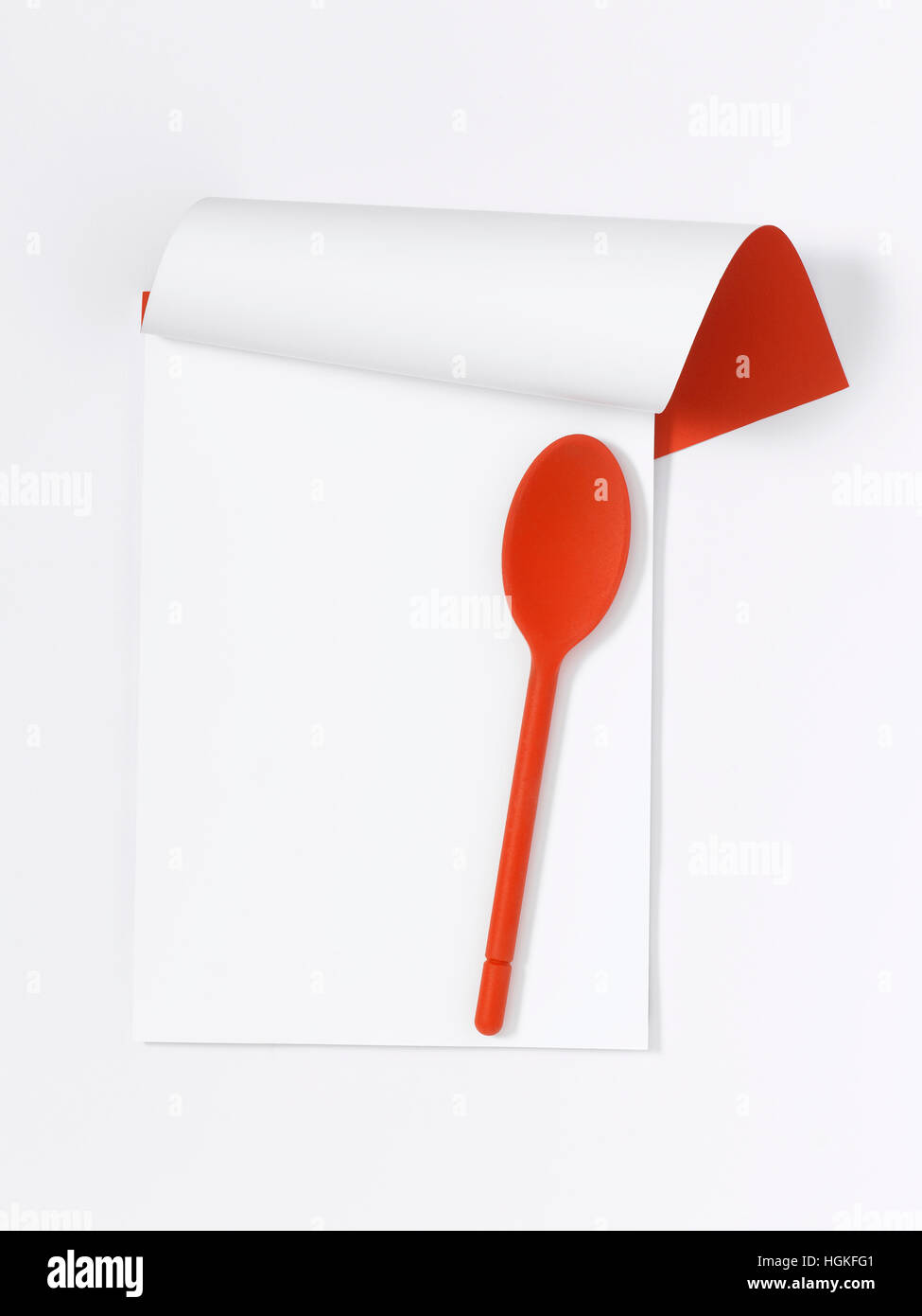 Red Küche Löffel mit Notizbuch Stockfoto