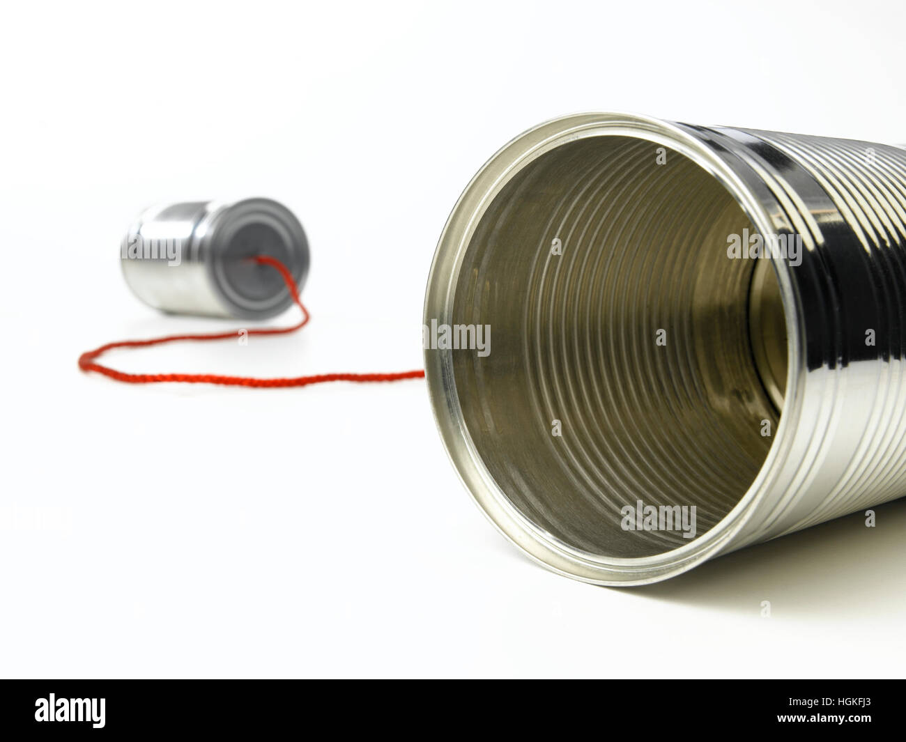 Tin Can Telefon trat zusammen mit roter string Stockfoto