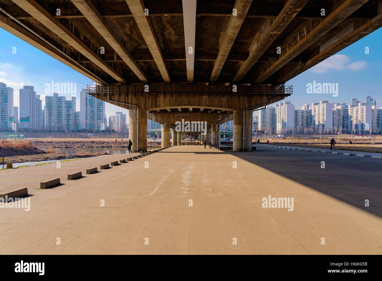 Brücke am Hangang-Fluss mit Gebäuden Stockfoto