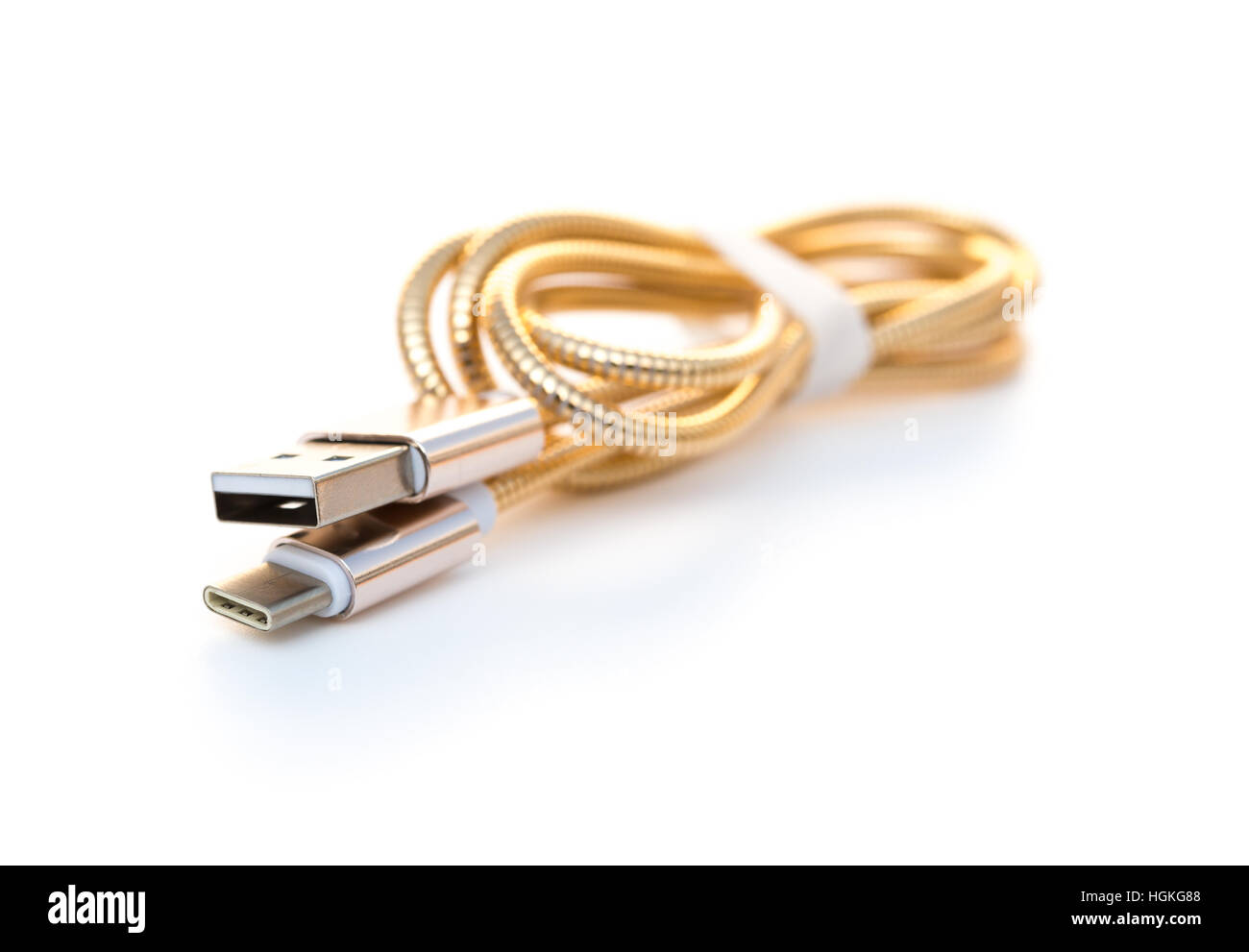 Goldener USB-Kabel für Mobile auf weißem Hintergrund Stockfoto