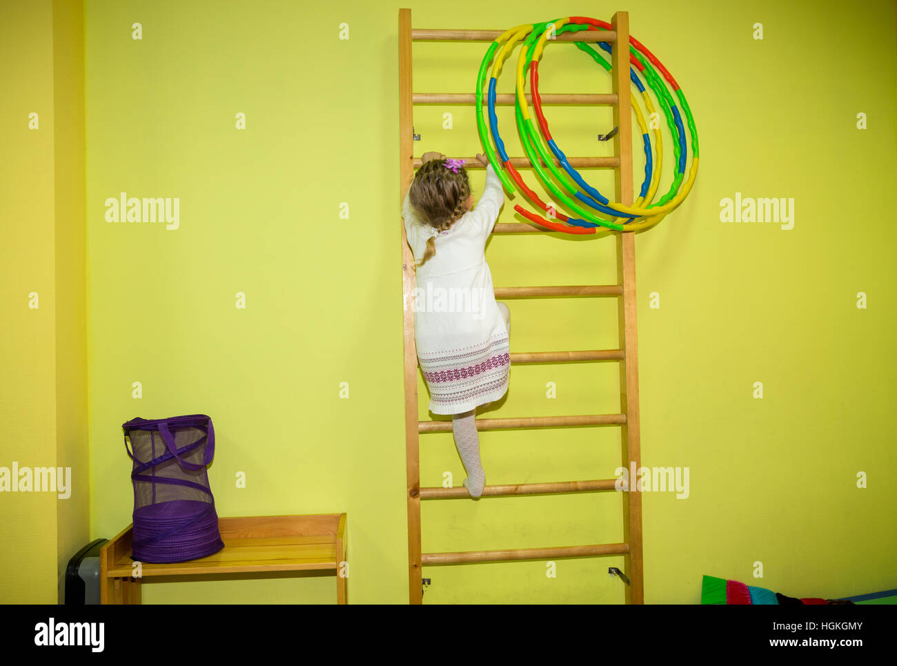 Kleines Mädchen Kind klettert die Treppe auf Sportgeräte im