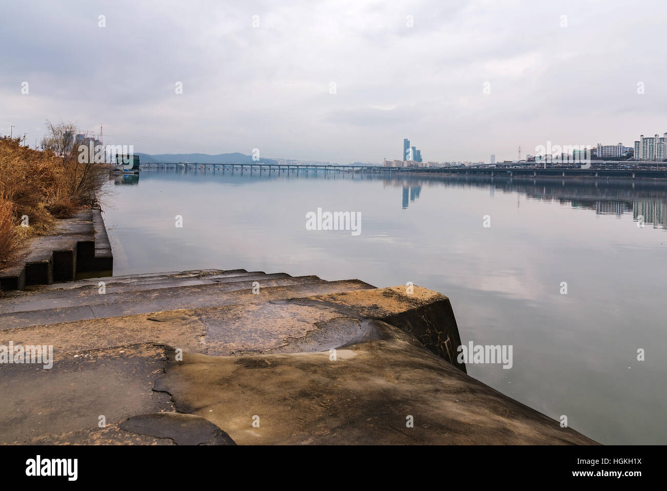 Hangang-Fluss an einem nebeligen Tag Stockfoto