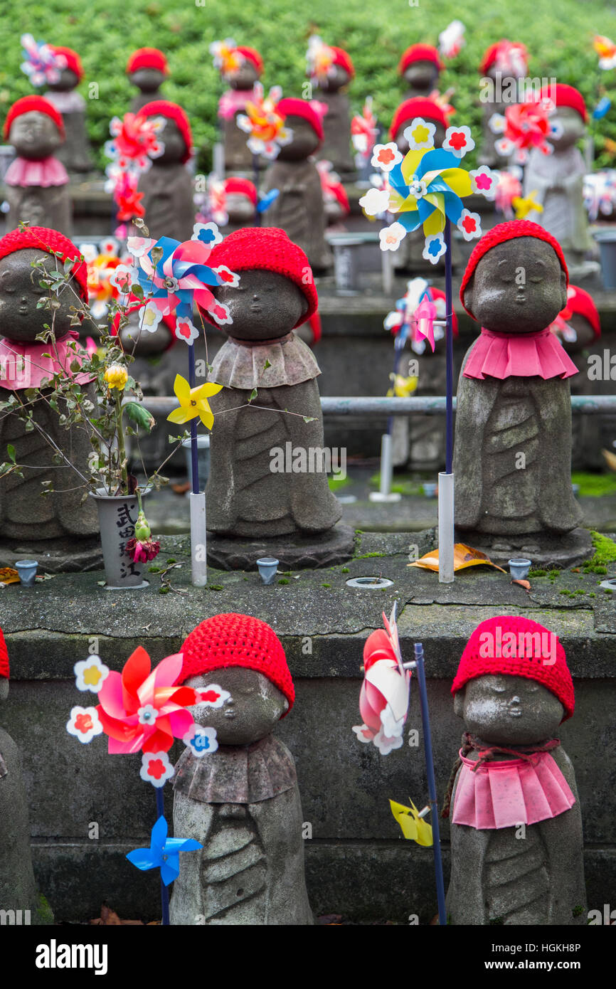 Jizo Statuen von ungeborenen Kindern im Shiba Park in Tokio Stockfoto