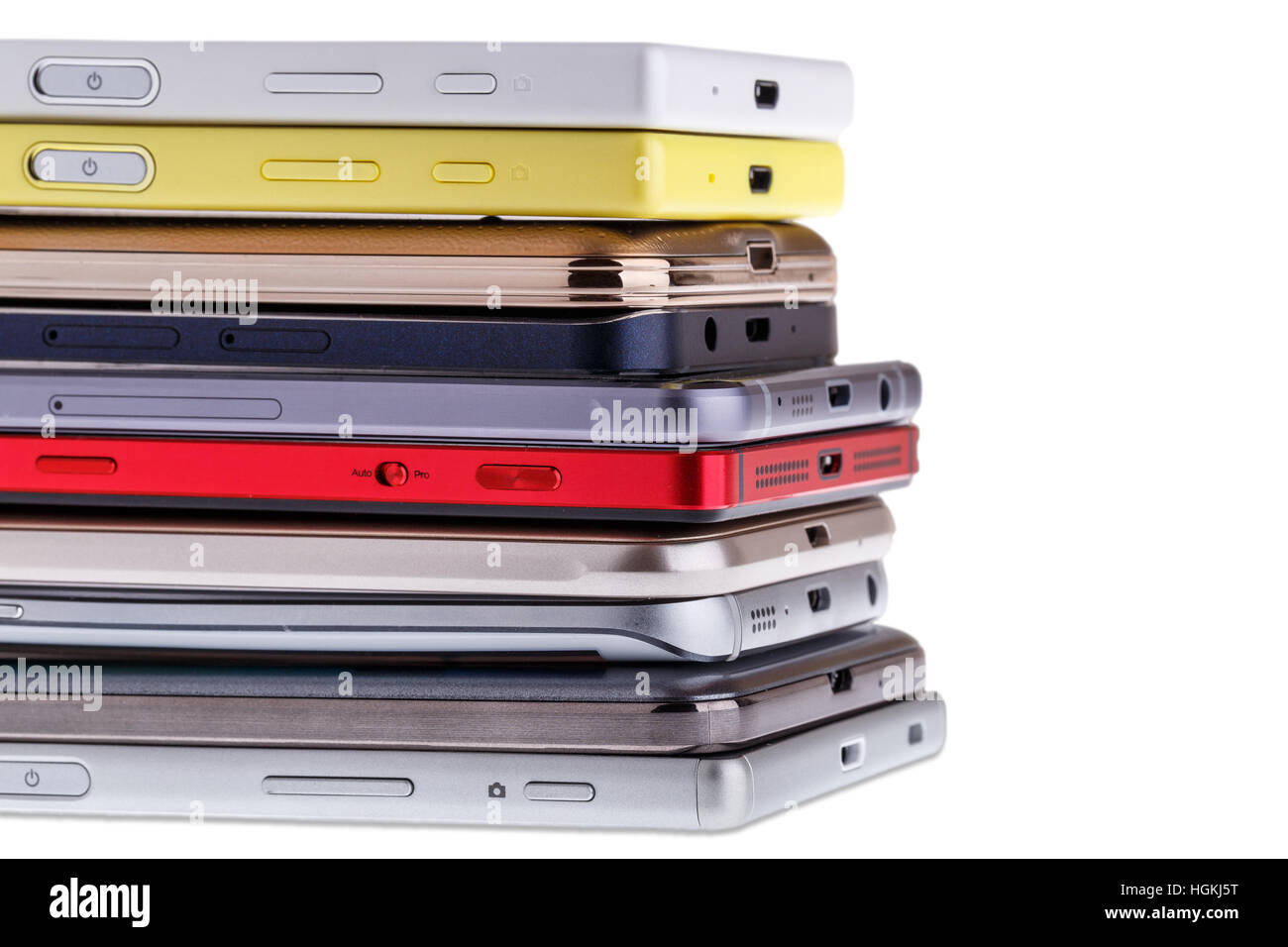 Haufen von Handy. Haufen von verschiedenen Smartphones, die isoliert auf weißem Hintergrund. Stockfoto