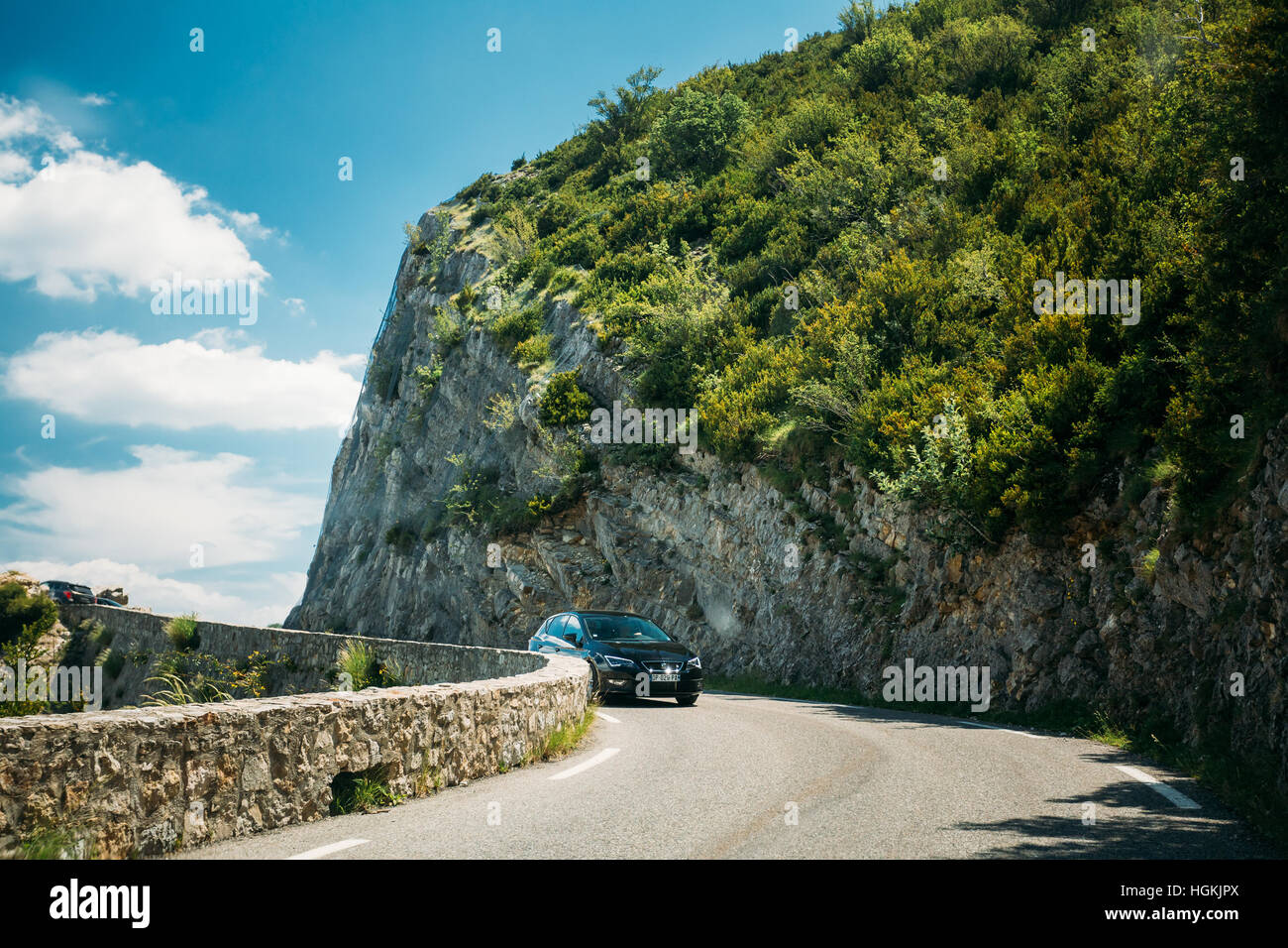 Verdon, Frankreich - 29. Juni 2015: Schwarze Farbe Seat Leon 5-Türer Auto auf Grund der französischen Berglandschaft Natur. Die SEAT Leon ist ein Fließheck smal Stockfoto