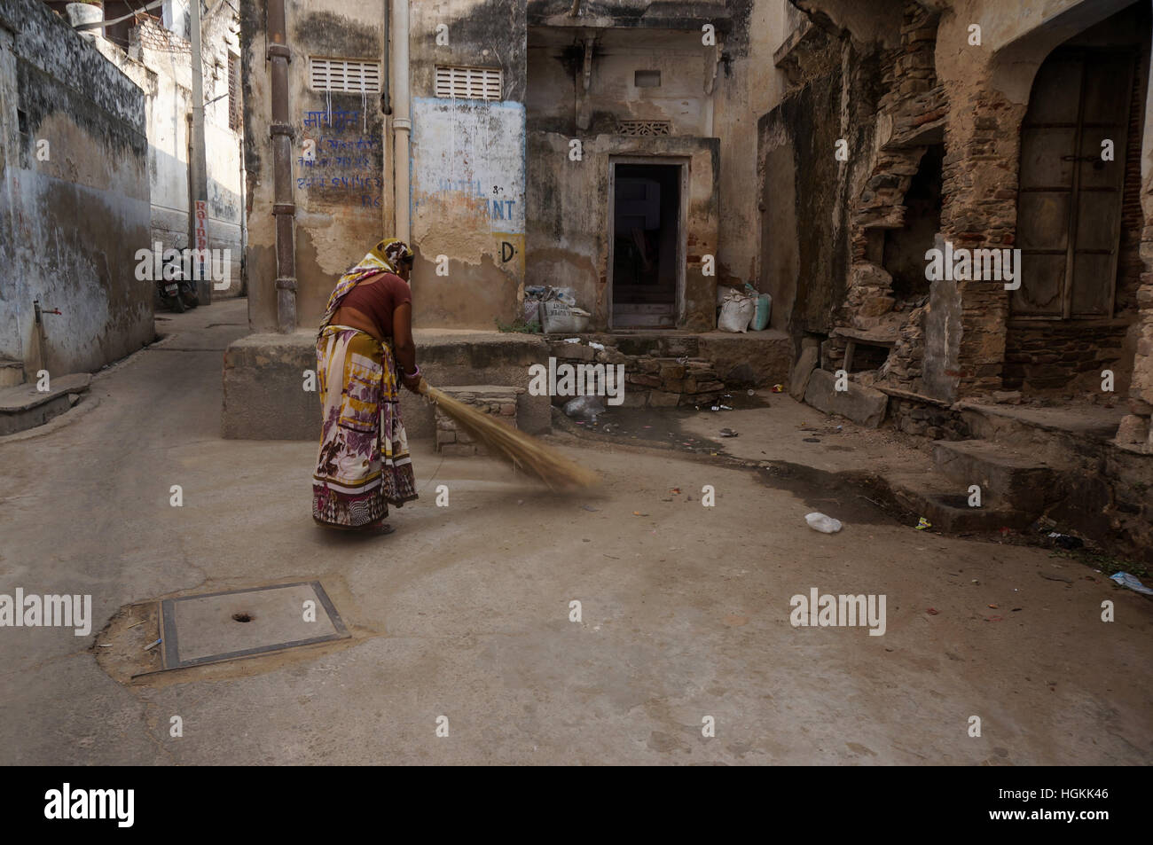 Indien-Frau fegt die Straße vor ihrem Haus in Pushkar, Indien Stockfoto