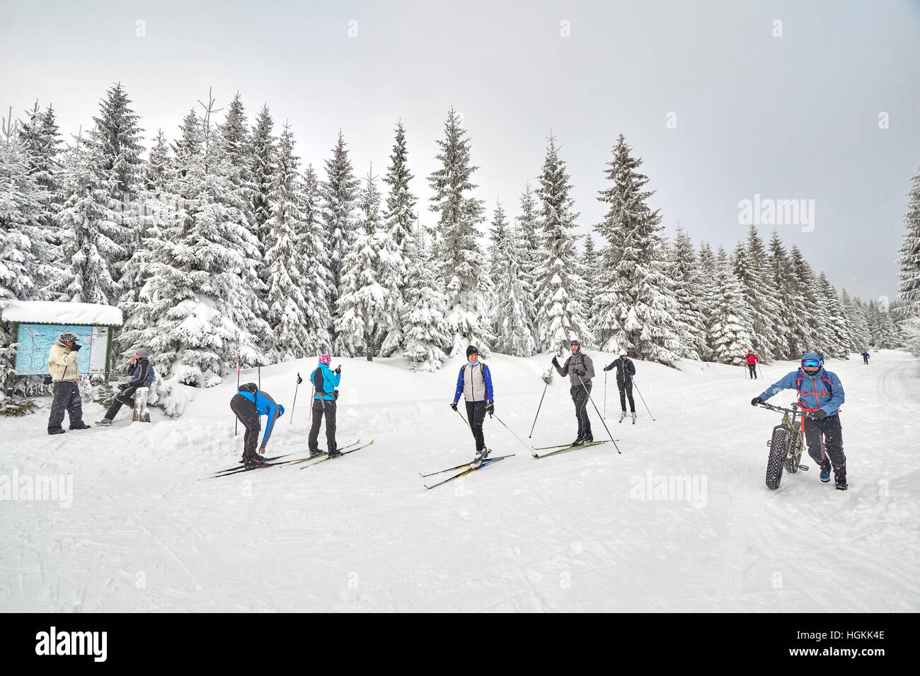 Wintersportler ruht auf der Kreuzung der Wanderwege. Stockfoto