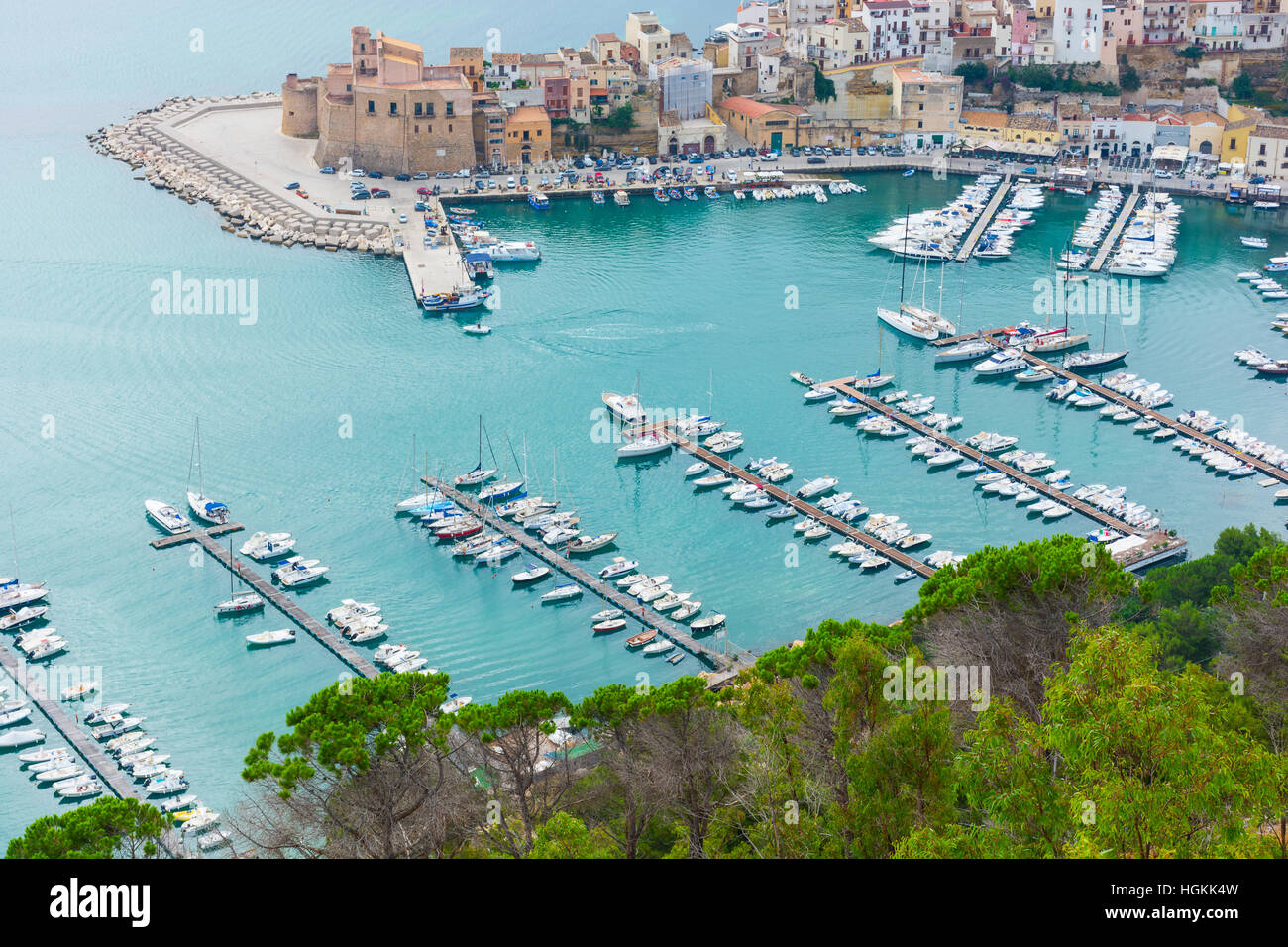 Panorama der Hafen von Castellammare del Golfo. Alten sizilianischen Fischerdorf. Hafen mit Ankern Yachten. Die Orte der Montalbano, TV-Dramen. Stockfoto