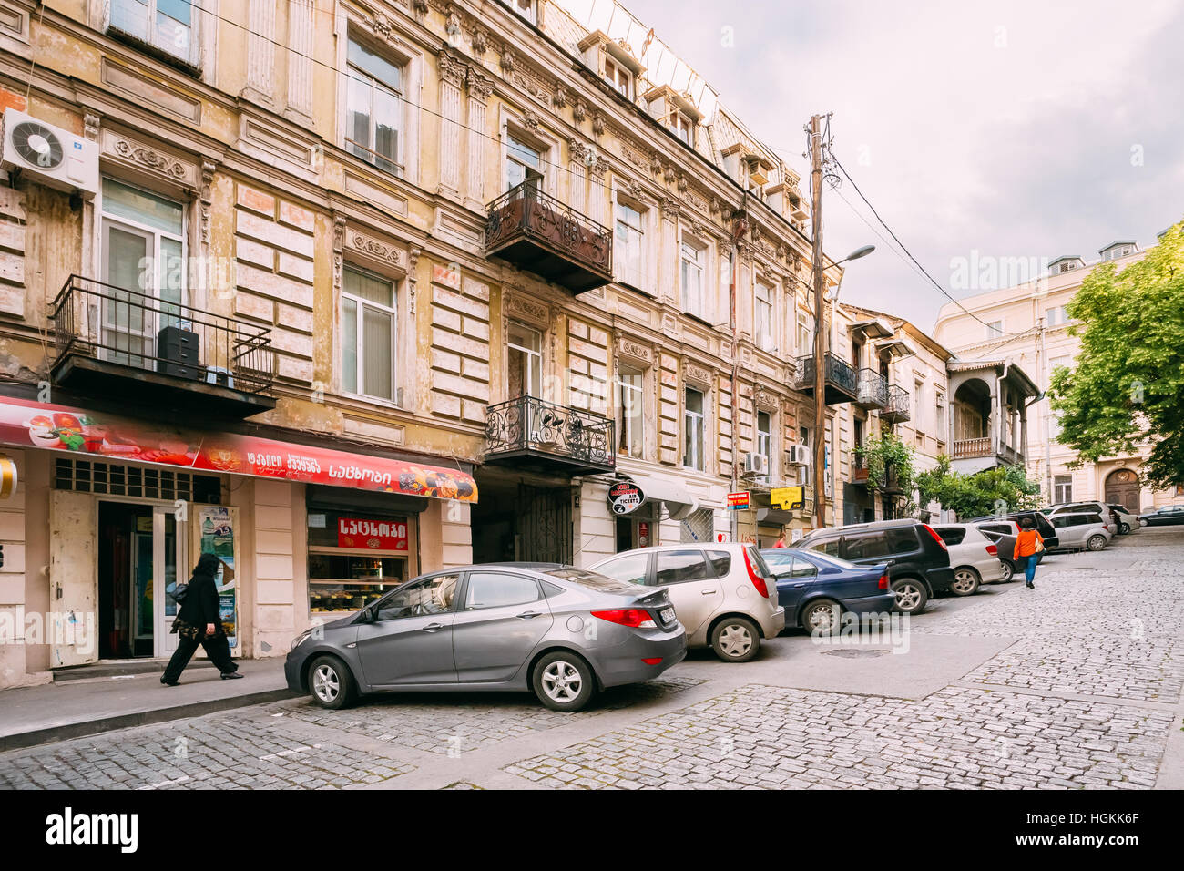 Tiflis, Georgien - 20. Mai 2016: Der Blick auf schmale gepflasterte bergauf Straße mit alten Architektur und einer Reihe von parkenden Autos entlang der Fahrbahn im Sommer Da Stockfoto