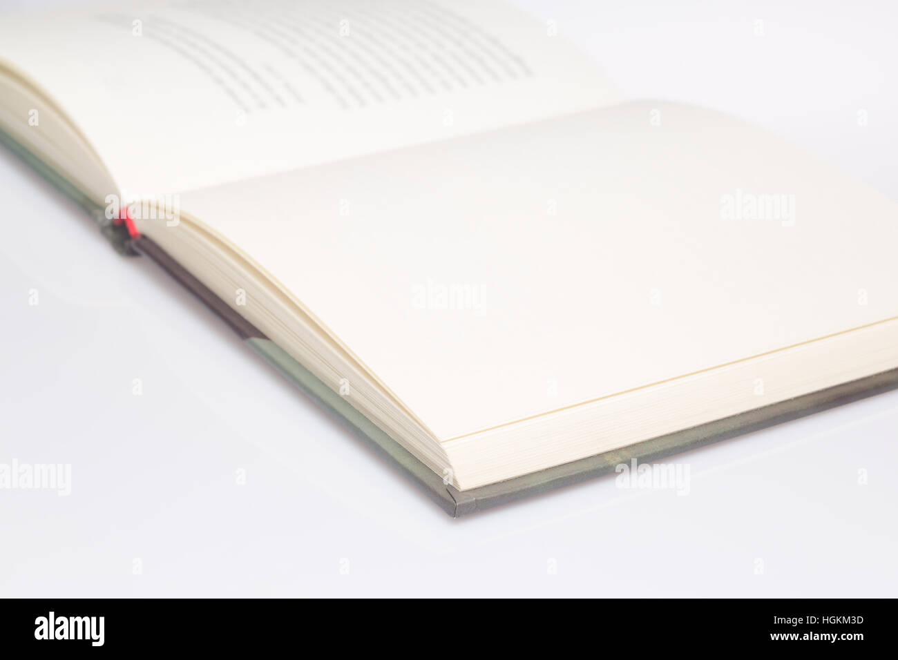 Buch leere Seite nur vorne steht im Mittelpunkt Stockfoto