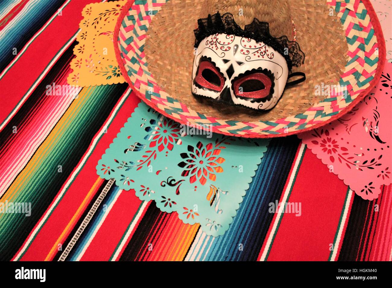 Mexikanischen Tag der toten Schädel und Papel picado Poncho sombrero Schädel Hintergrund fiesta Cinco de Mayo Dekoration bunting Flag Stockfoto