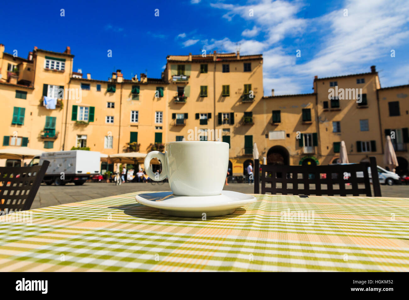 Tasse Kaffee im italienischen Stadt auf der Terrasse Stockfoto