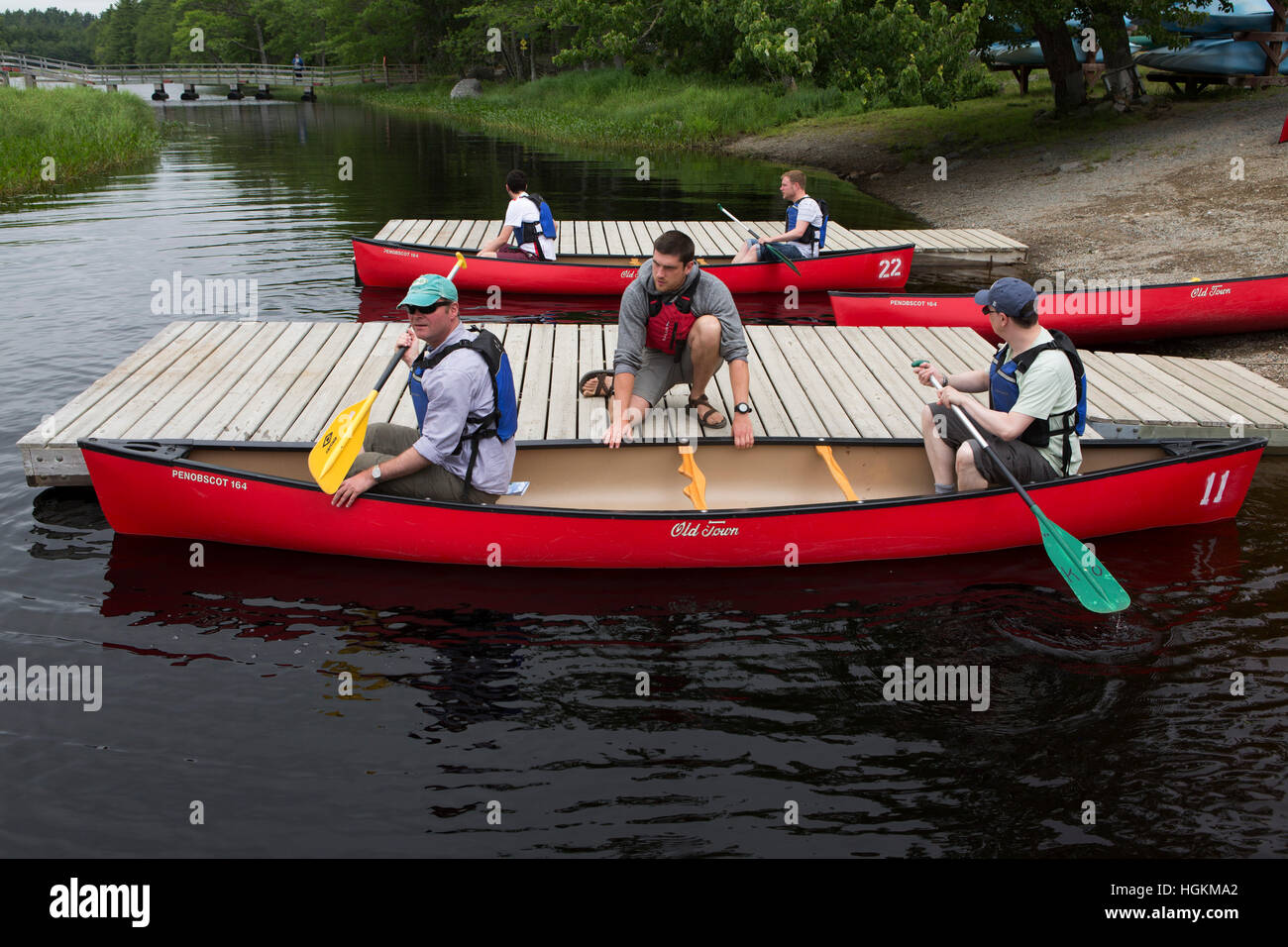 Männer, Kanufahren im Kejimkujik National Park und National Historic Site in Nova Scotia, Kanada. Stockfoto