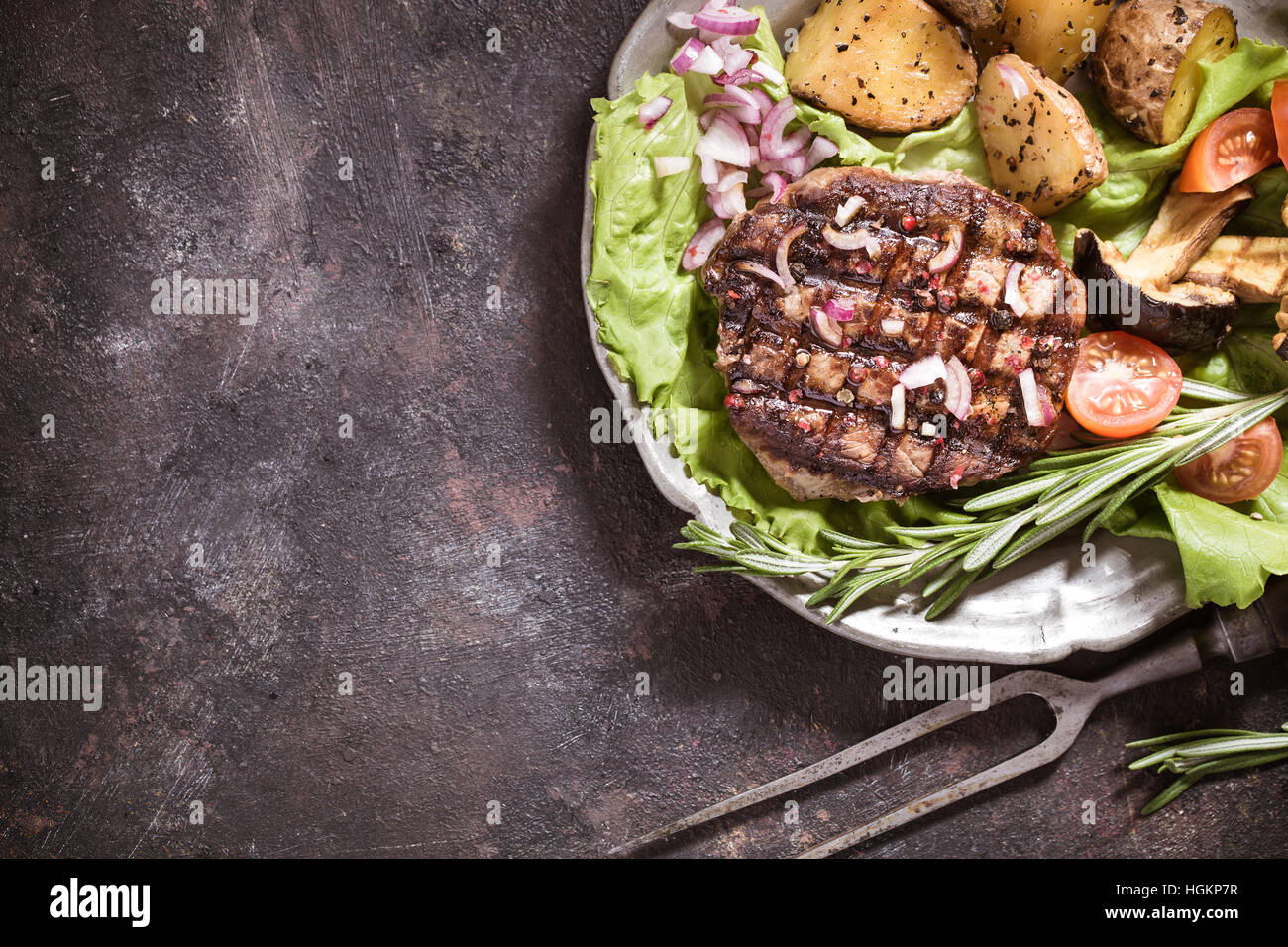 Rindersteak mit Gemüse auf Platte oben Stockfoto