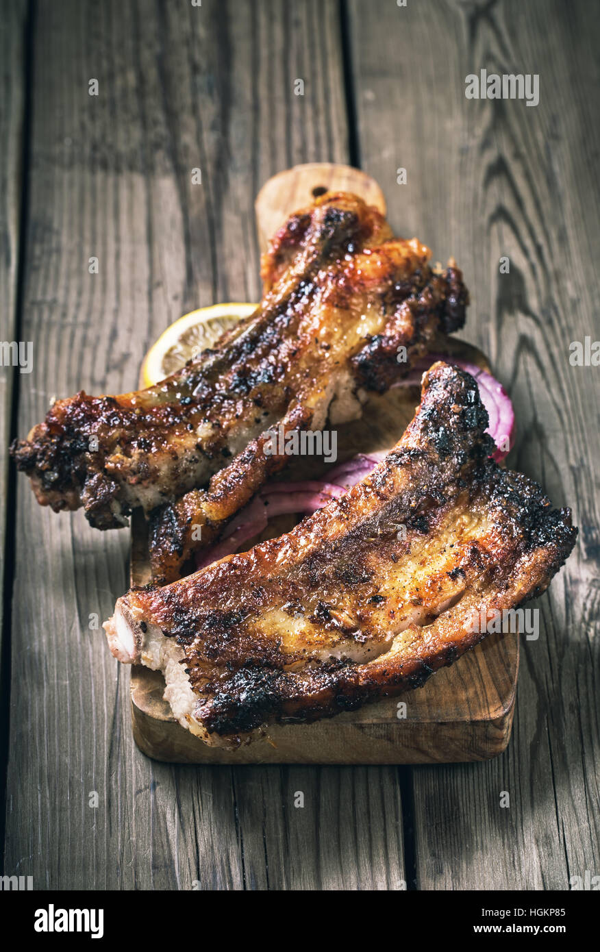 Gegrillte Schweinerippchen in Scheiben geschnitten Stockfoto