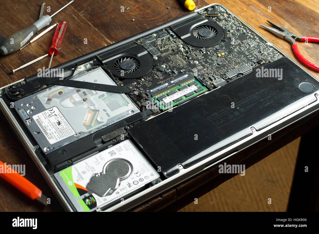 Ein Apple Macbook Pro Computer für Service geöffnet Stockfoto