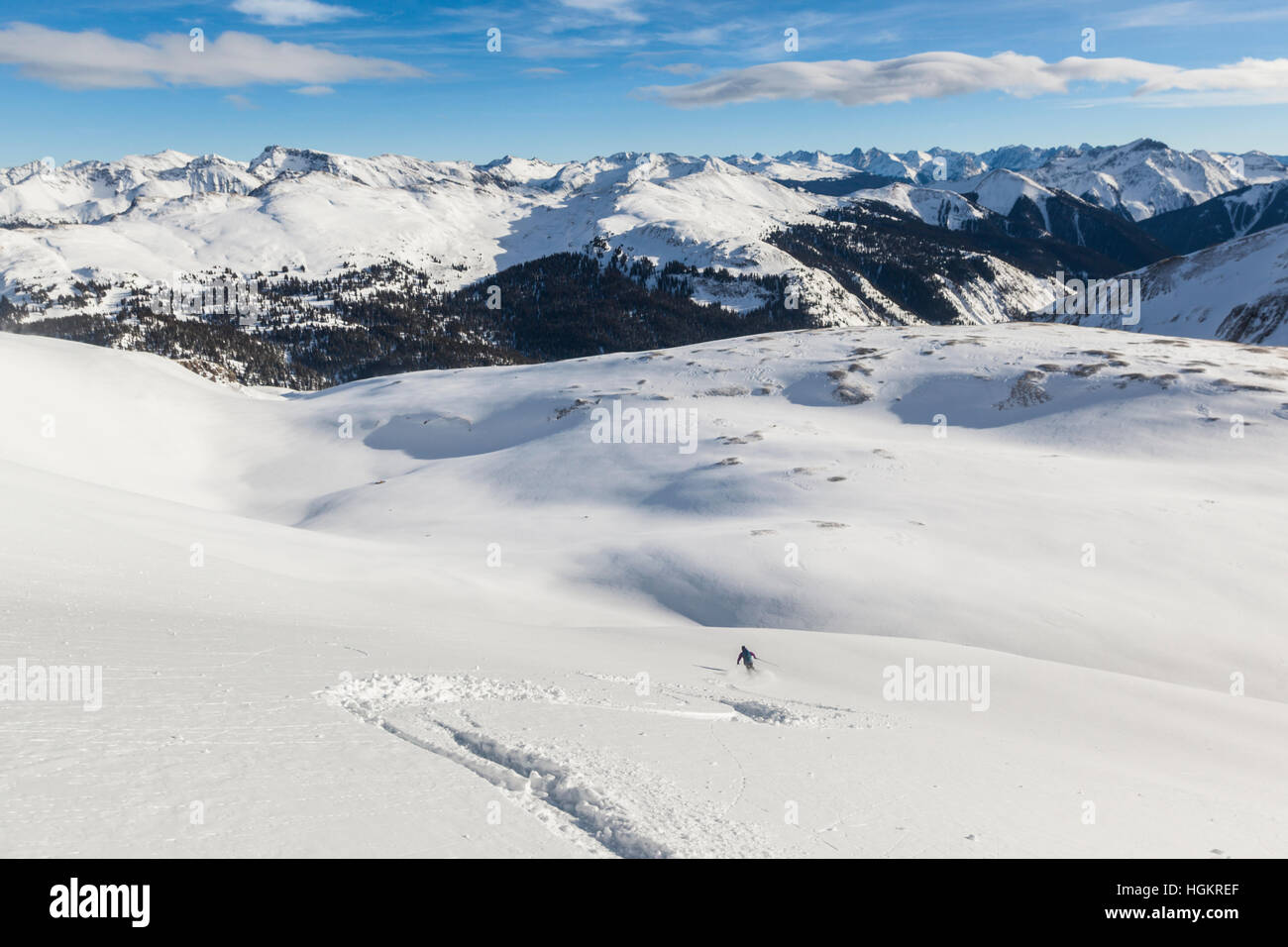 Mylène Jacquemart Ski abseits Trico Peak in Mineral-Becken über Red Mountain Pass, San Juan National Forest, Colorado. Stockfoto