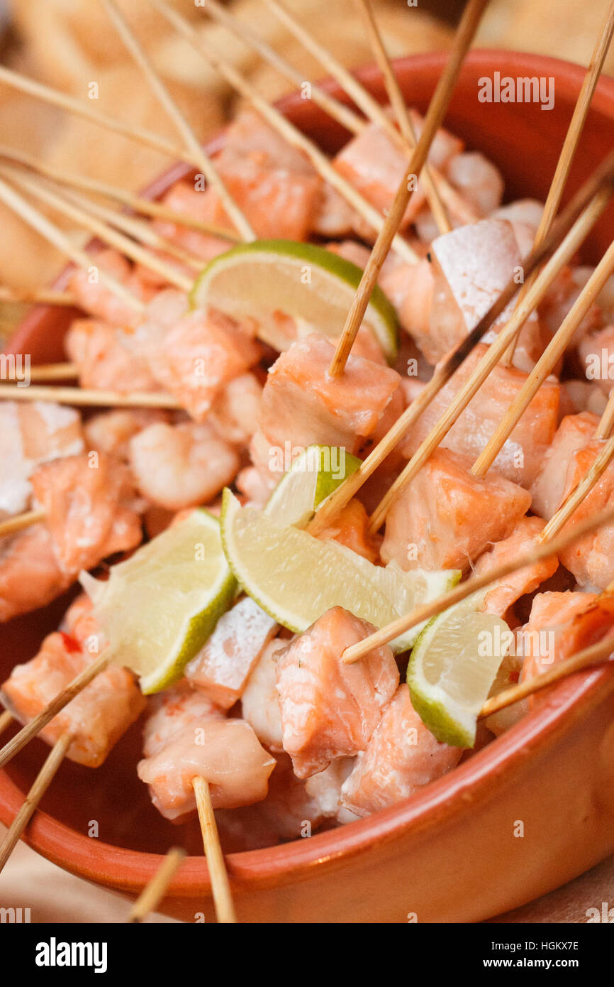 Lachs und Kalk-Spieße in einer Keramikschale Stockfoto