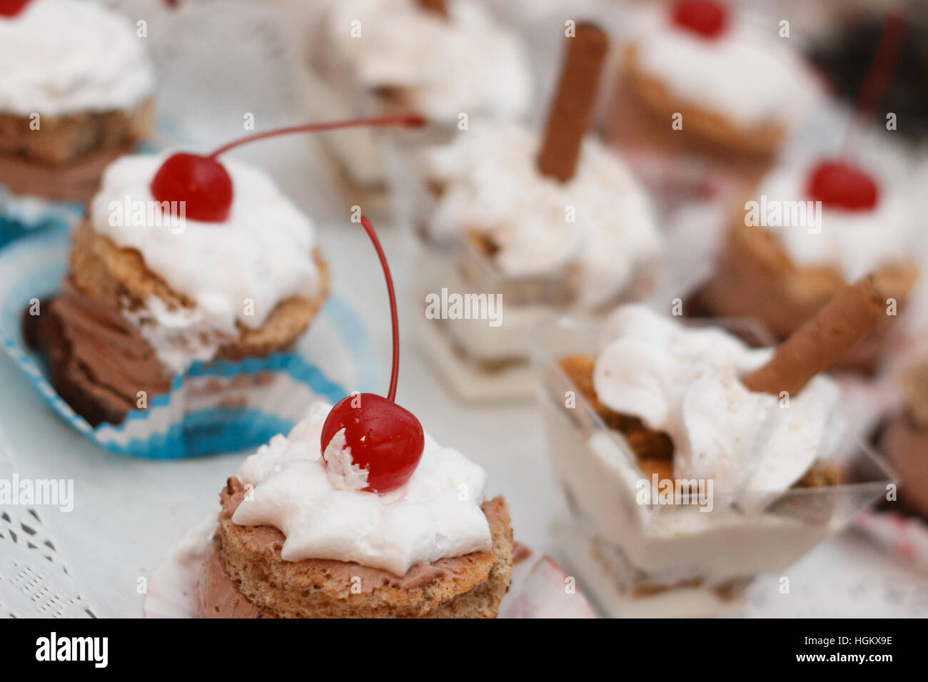 Dessert Mousse au Chocolat mit Schlagsahne mit Kirsche auf Top Shot bei künstlichem Licht Stockfoto