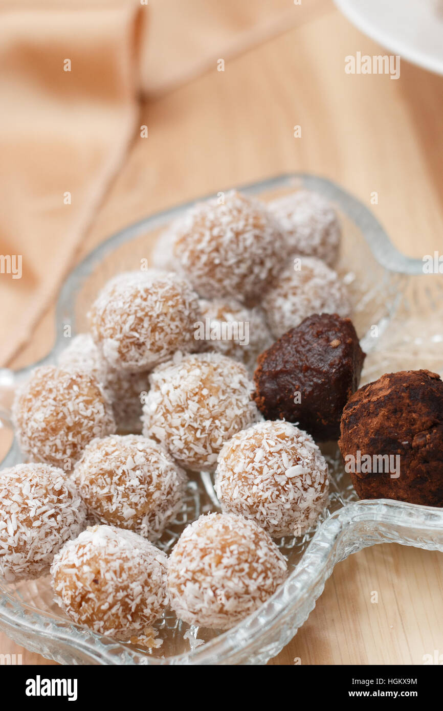 Trüffel und Schokokugeln mit Kokosnuss Flocken Schuss bei künstlichem Licht Stockfoto