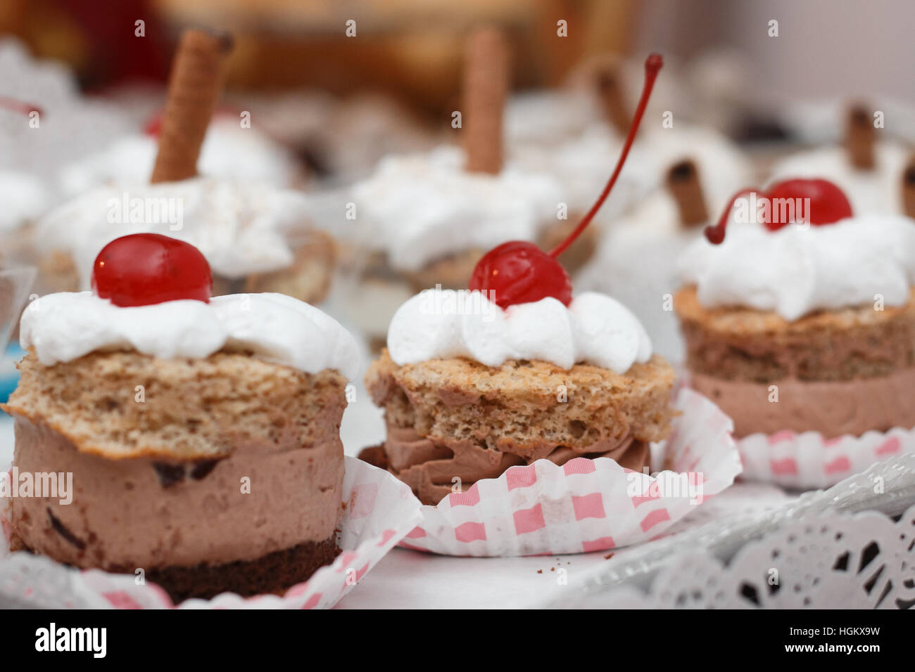 Dessert Mousse au Chocolat mit Schlagsahne mit Kirsche auf Top Shot bei künstlichem Licht Stockfoto