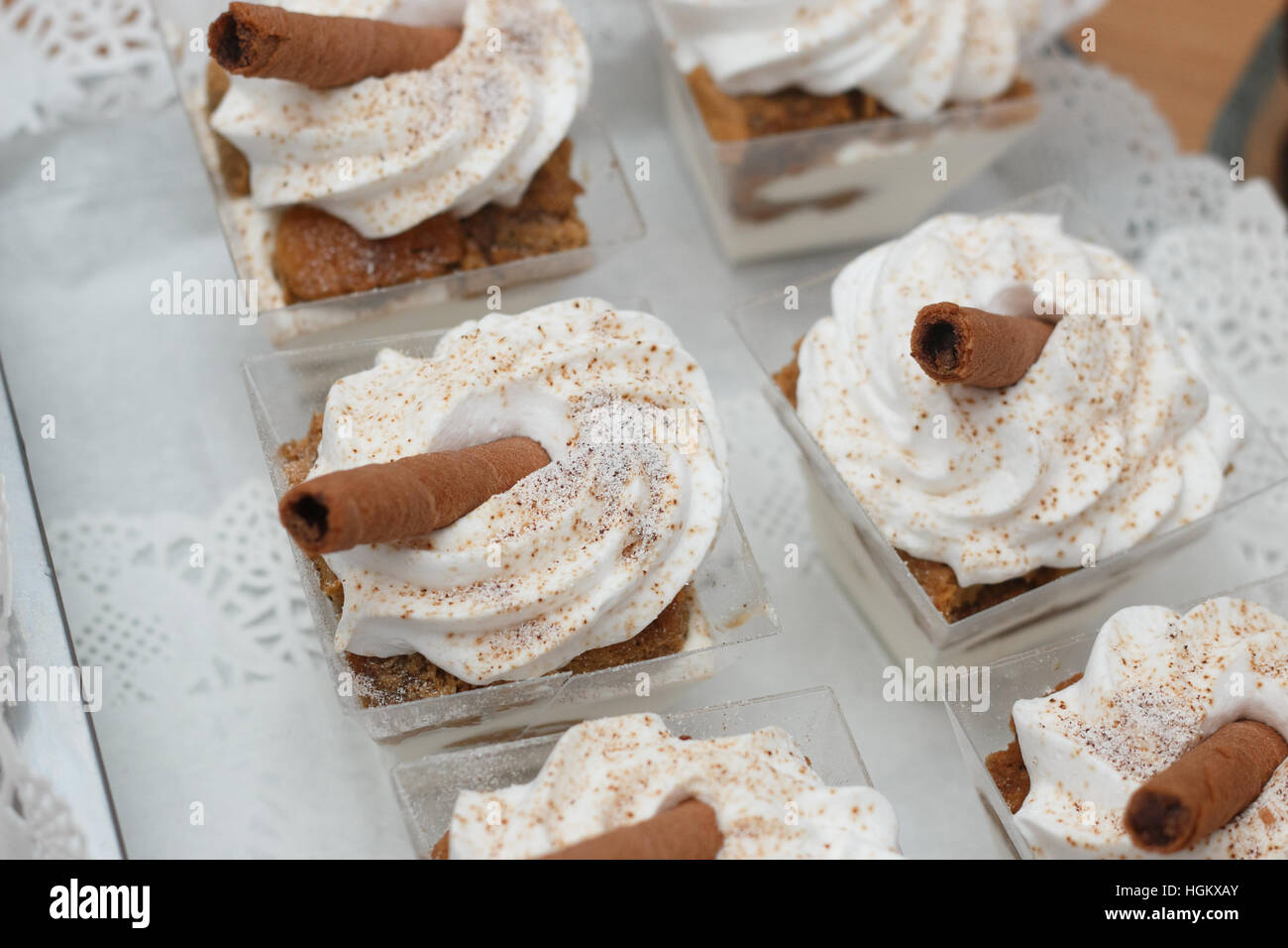 Schokoladenrollen Dessert mit gepeitschter Creme Schuss bei künstlichem Licht Stockfoto