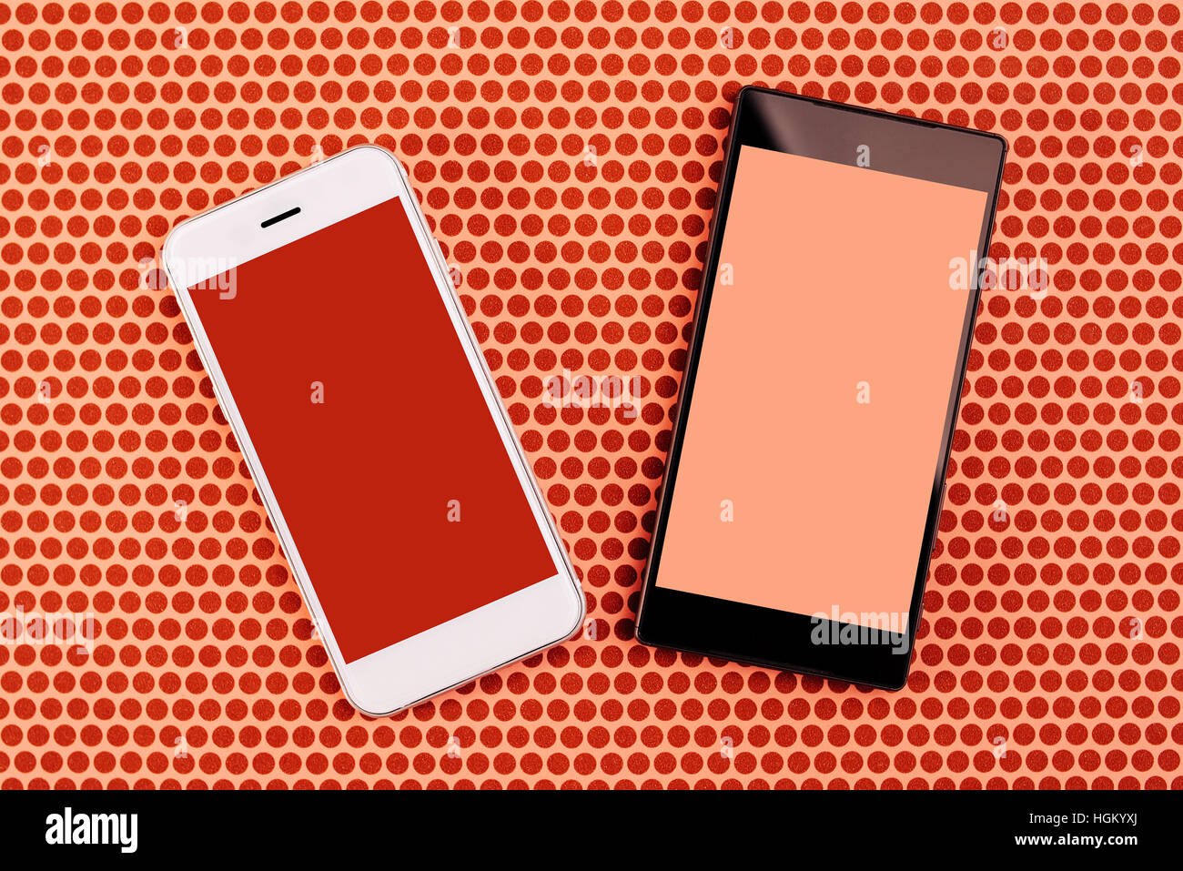 Zwei Smartphones mit leere Bildschirme als Mock-up Textfreiraum, Draufsicht von Mobiltelefonen über gestrichelten Hintergrund Stockfoto