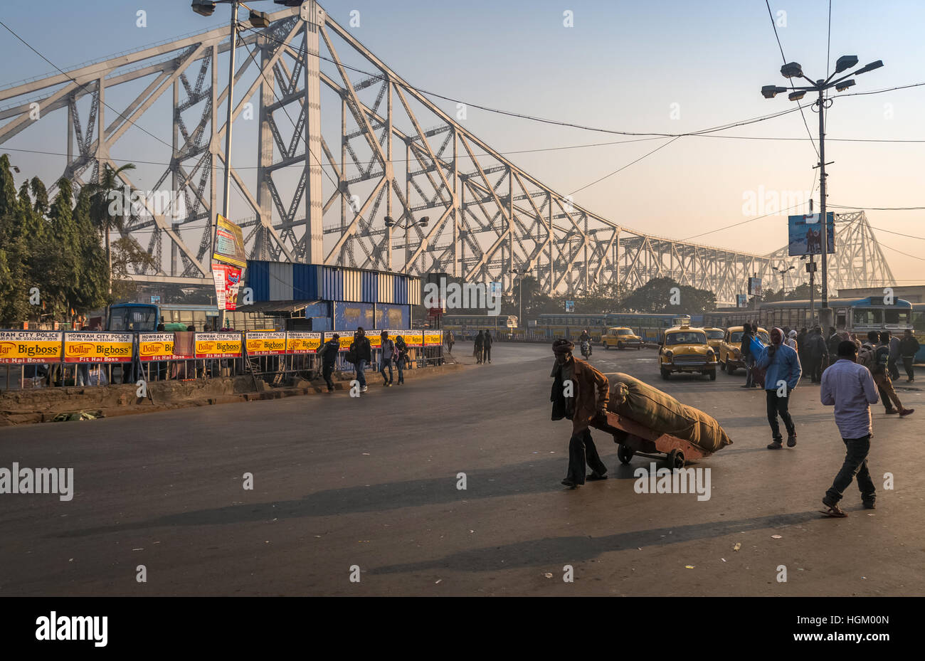Stadt Straße Verkehr in der Nähe von howrah Bridge an einem nebligen Morgen. Foto auf der Straße getroffen in der Nähe Bahnhof Howrah, Kolkata. Stockfoto