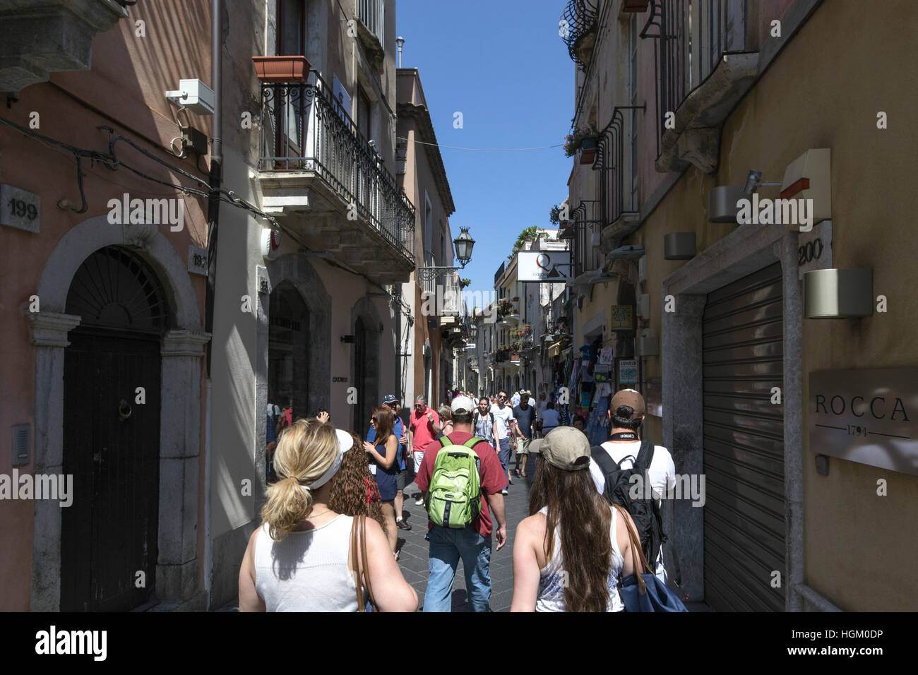 Touristen in einer engen Straße Stockfoto