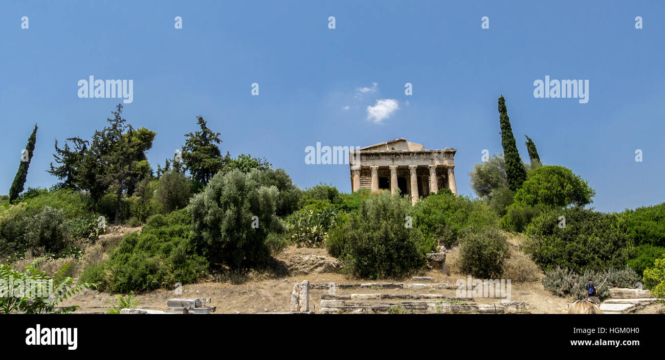 Griechische Ruinen an der Spitze eines Hügels Stockfoto