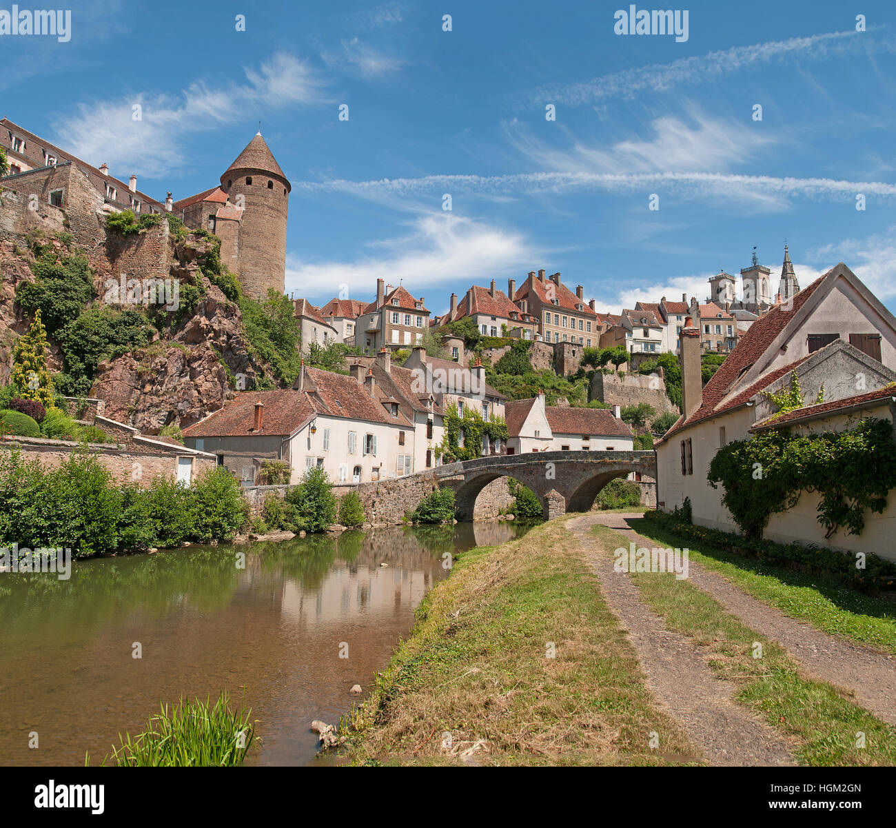 Burg, Fluss, Brücke und Kirche in der mittelalterlichen burgundischen Stadt von Semur-En-Auxois. Stockfoto