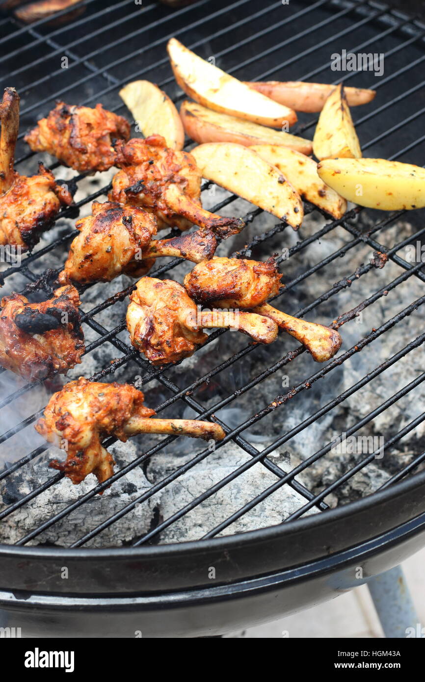 Marinierte Hähnchenstücke auf einem Grill kochen Stockfoto