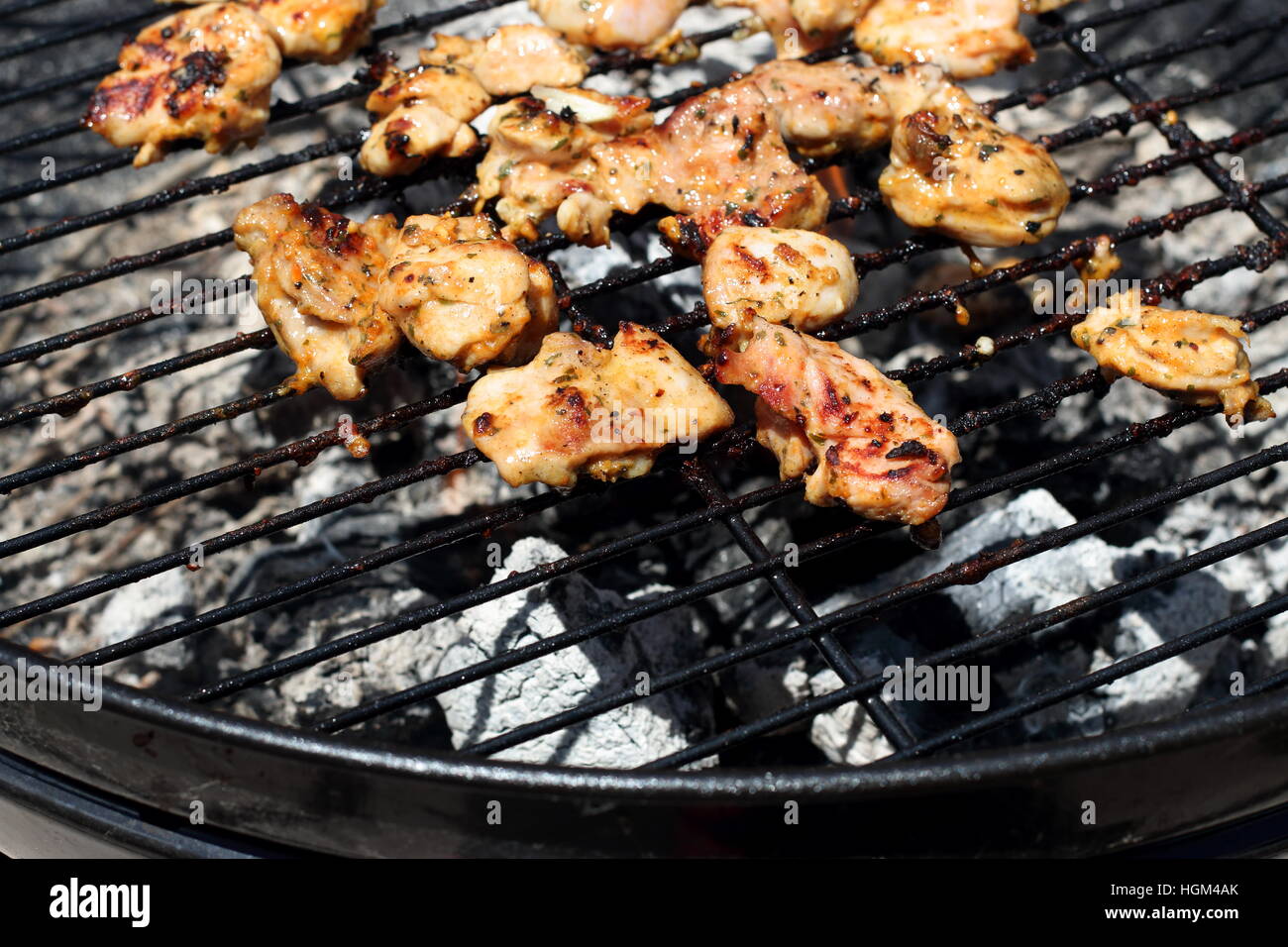 Marinierte Hähnchenstücke auf einem Grill kochen Stockfoto