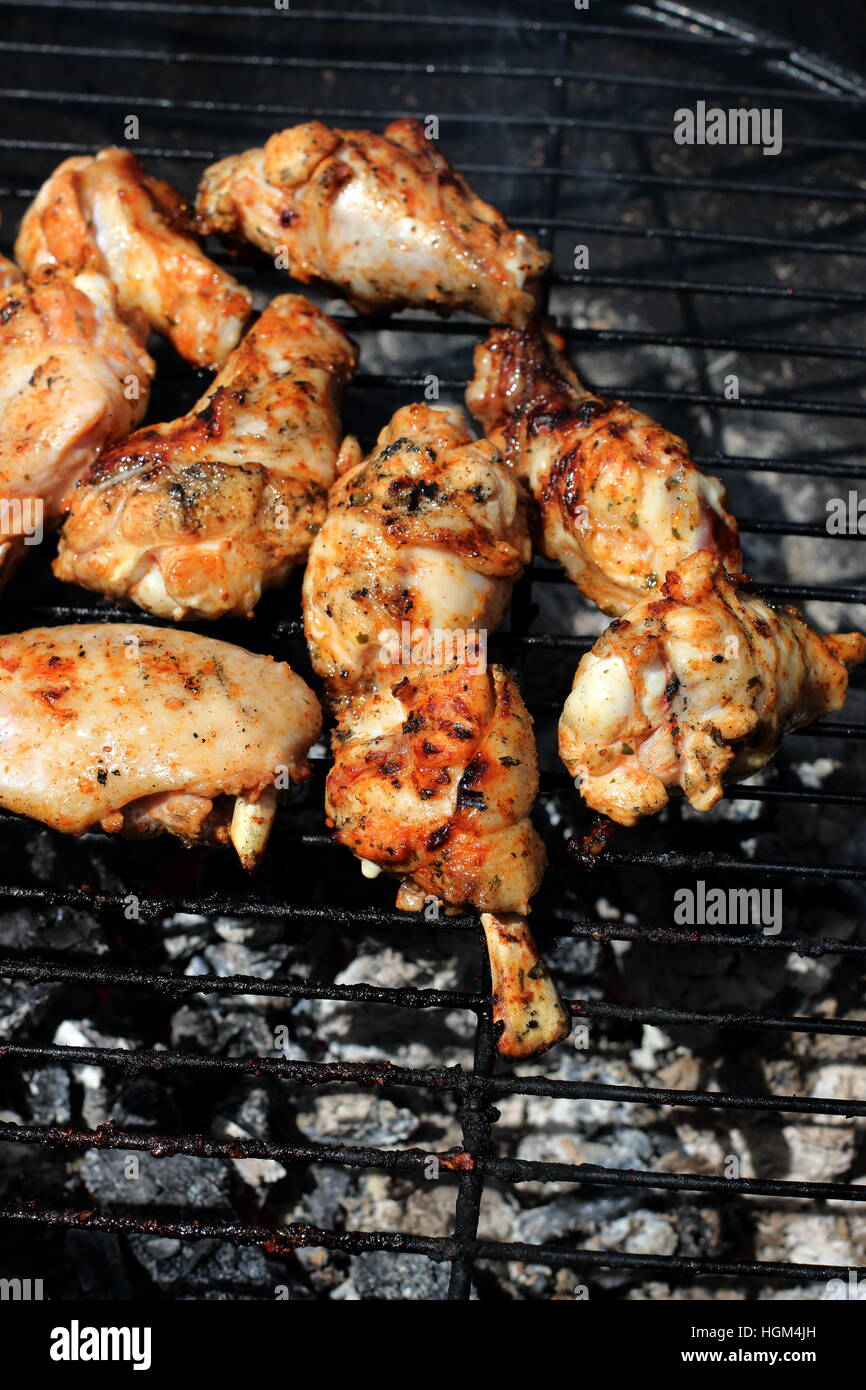 Marinierte Hähnchenstücke auf einem Grill kochen Stockfoto