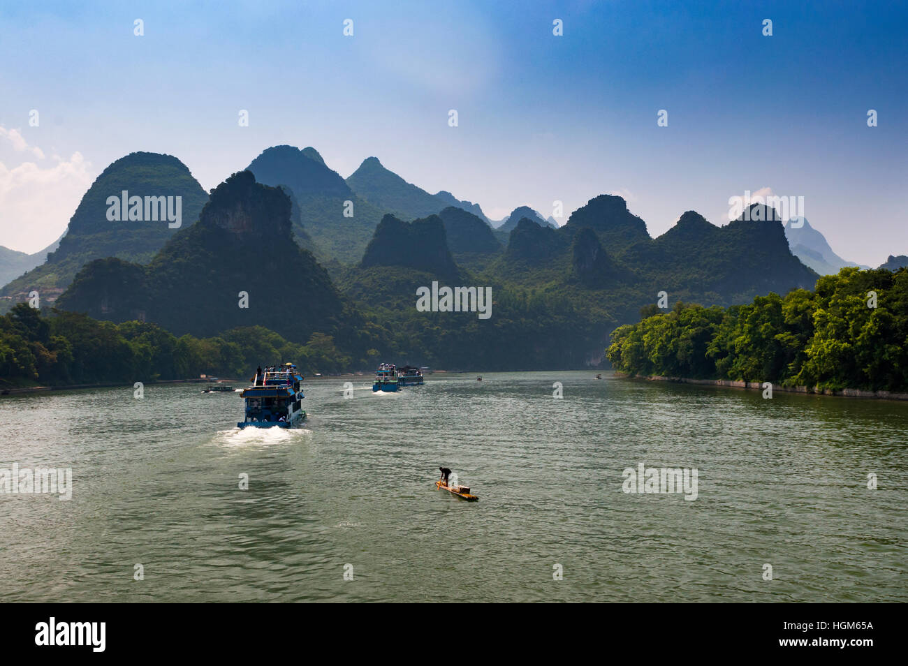 Passagierschiffe und Flöße in den Li-Fluss in der Guagxi Region in China; Konzept für eine Reise nach China Stockfoto