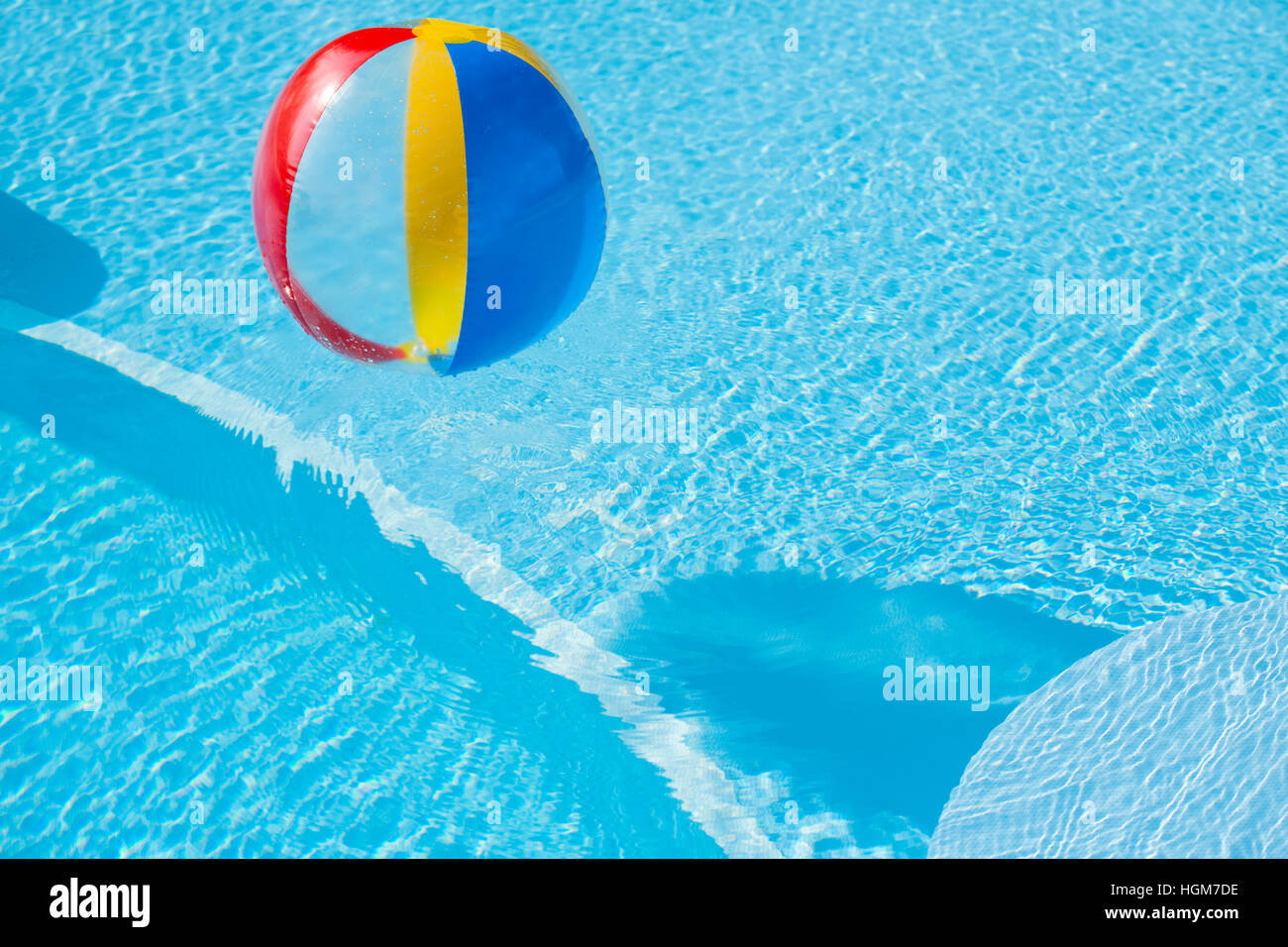 Beach-Ball am Schwimmbad Stockfoto
