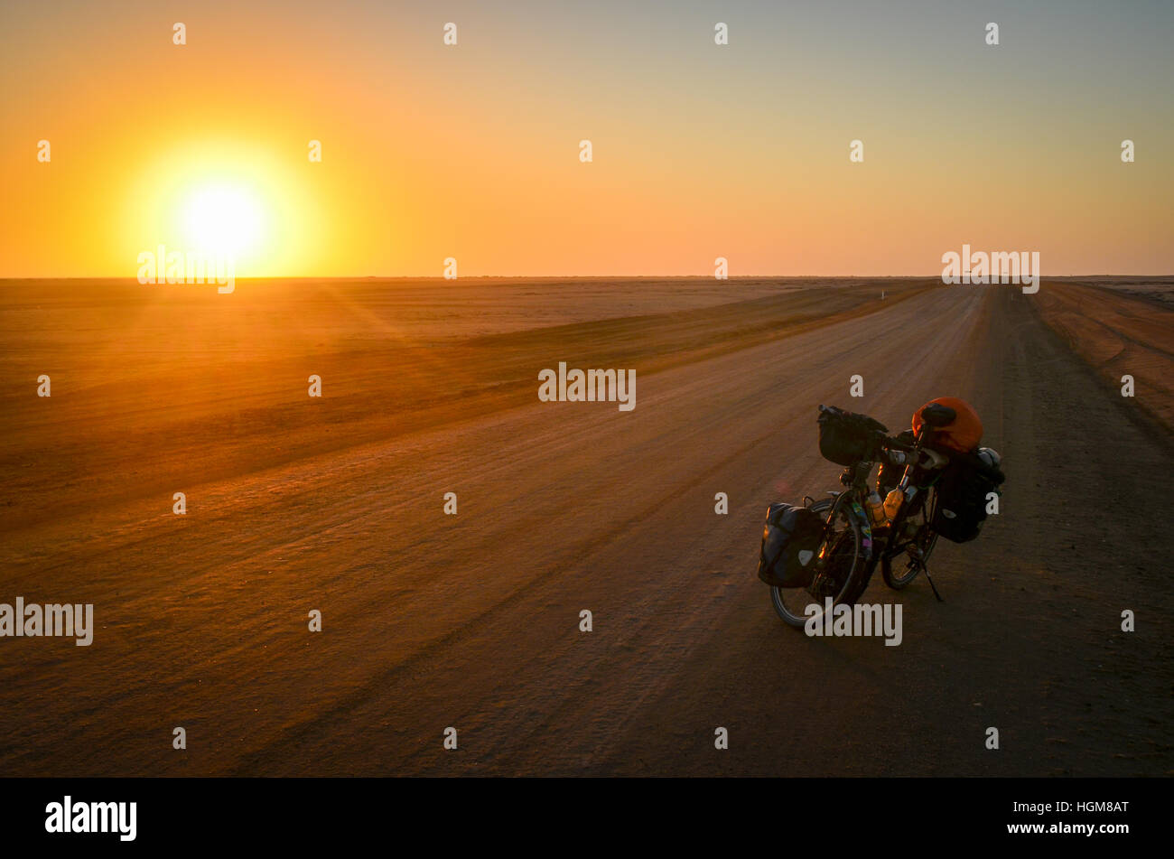 Fahrrad auf Feldweg, Namibia Stockfoto