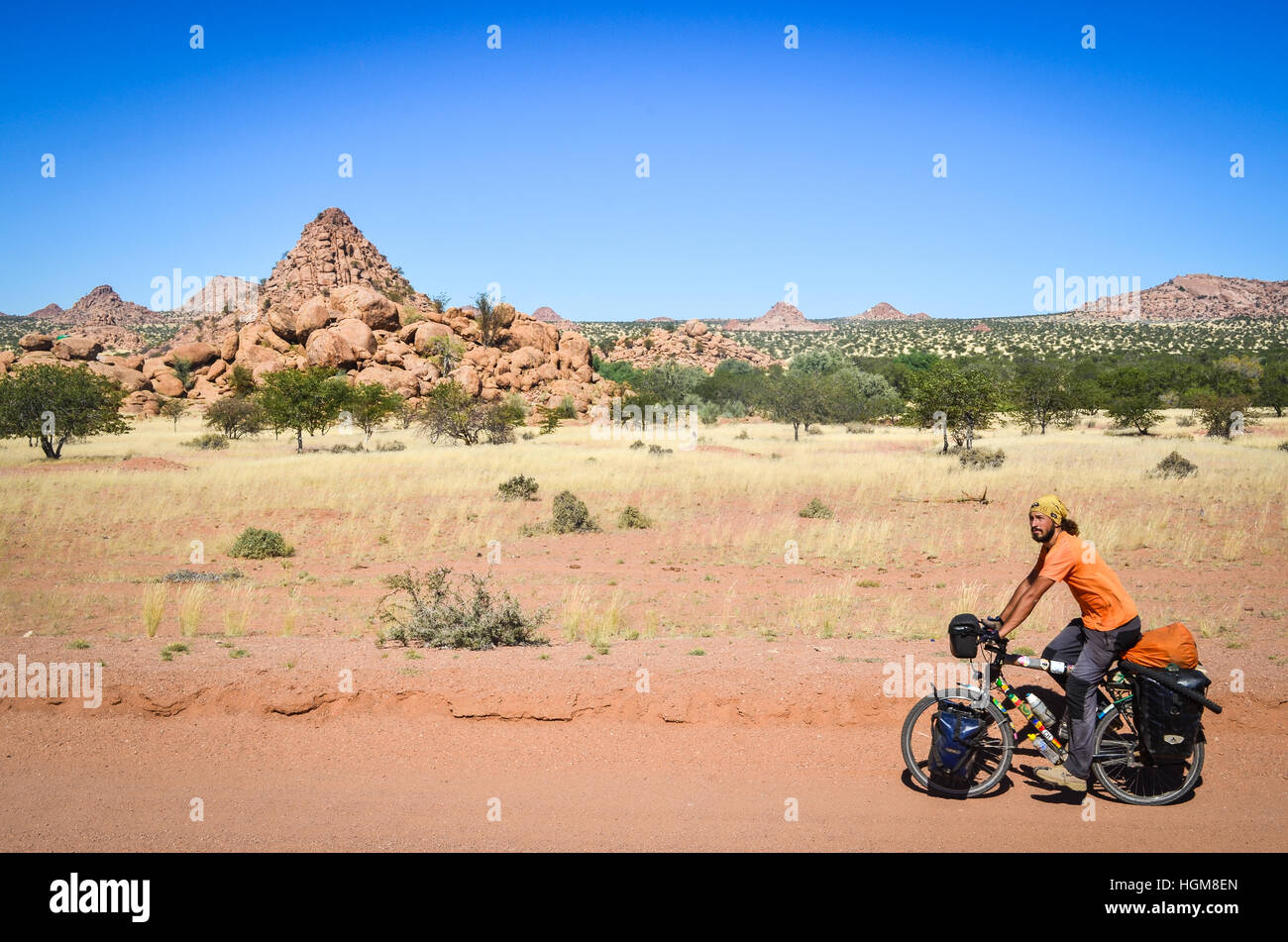 Radfahrer auf Schotterstraße in der Nähe von Twyfelfontein, Namibia Stockfoto