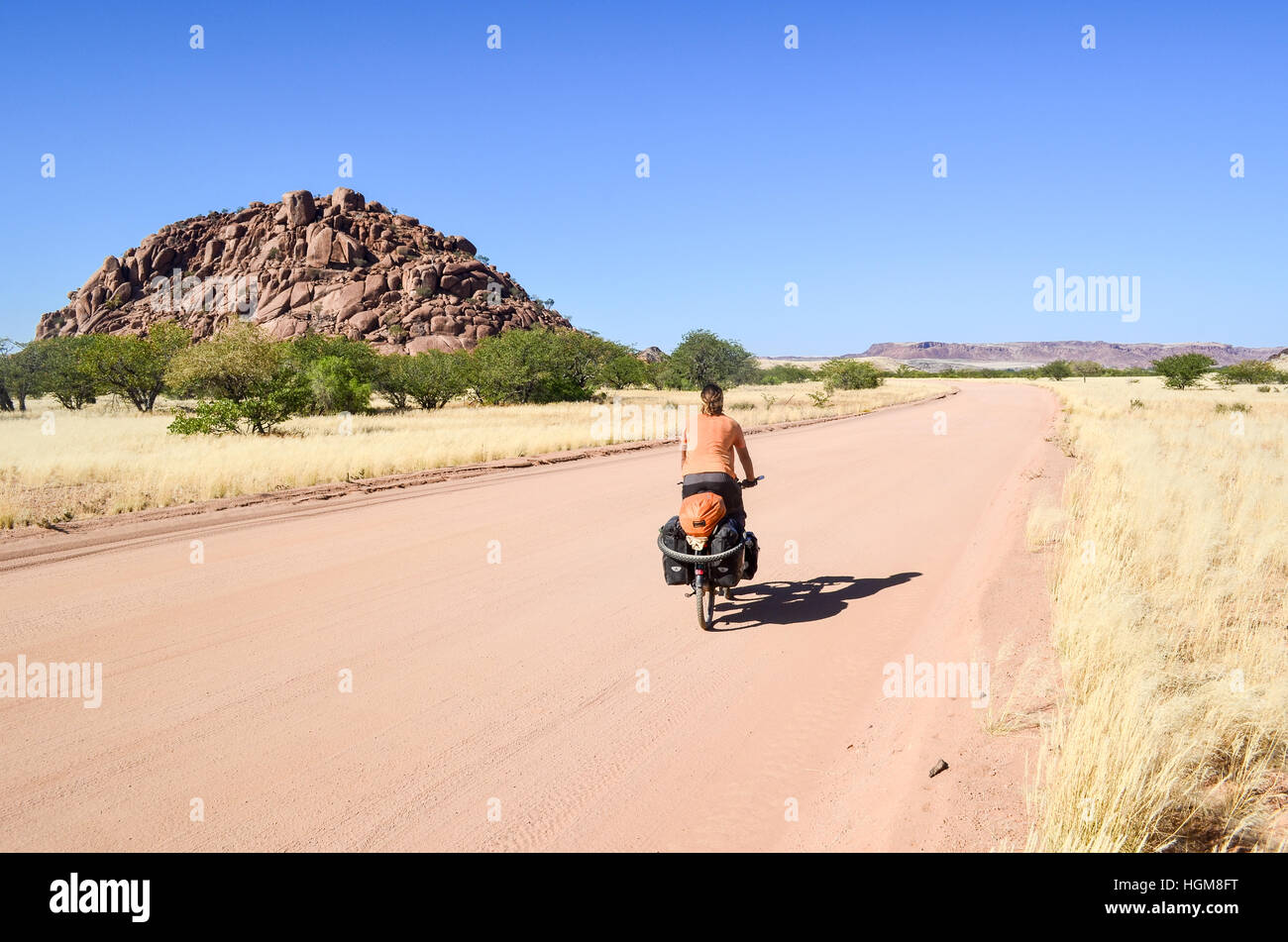 Radfahrer auf Schotterstraße in der Nähe von Twyfelfontein, Namibia Stockfoto