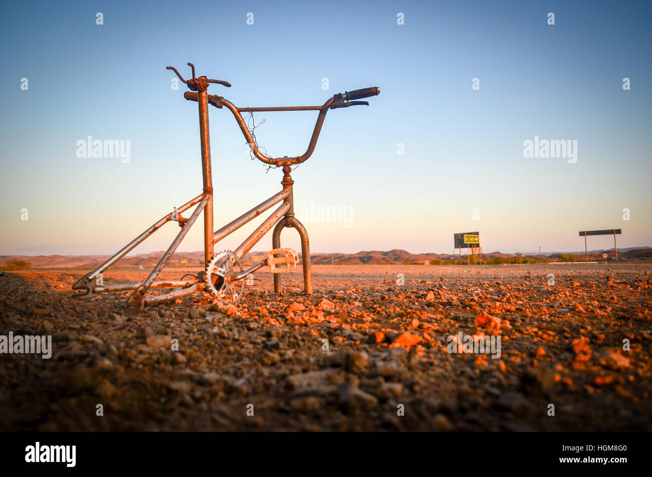 Verlassene Fahrrad ohne Räder in der Wüste in Namibia Stockfoto