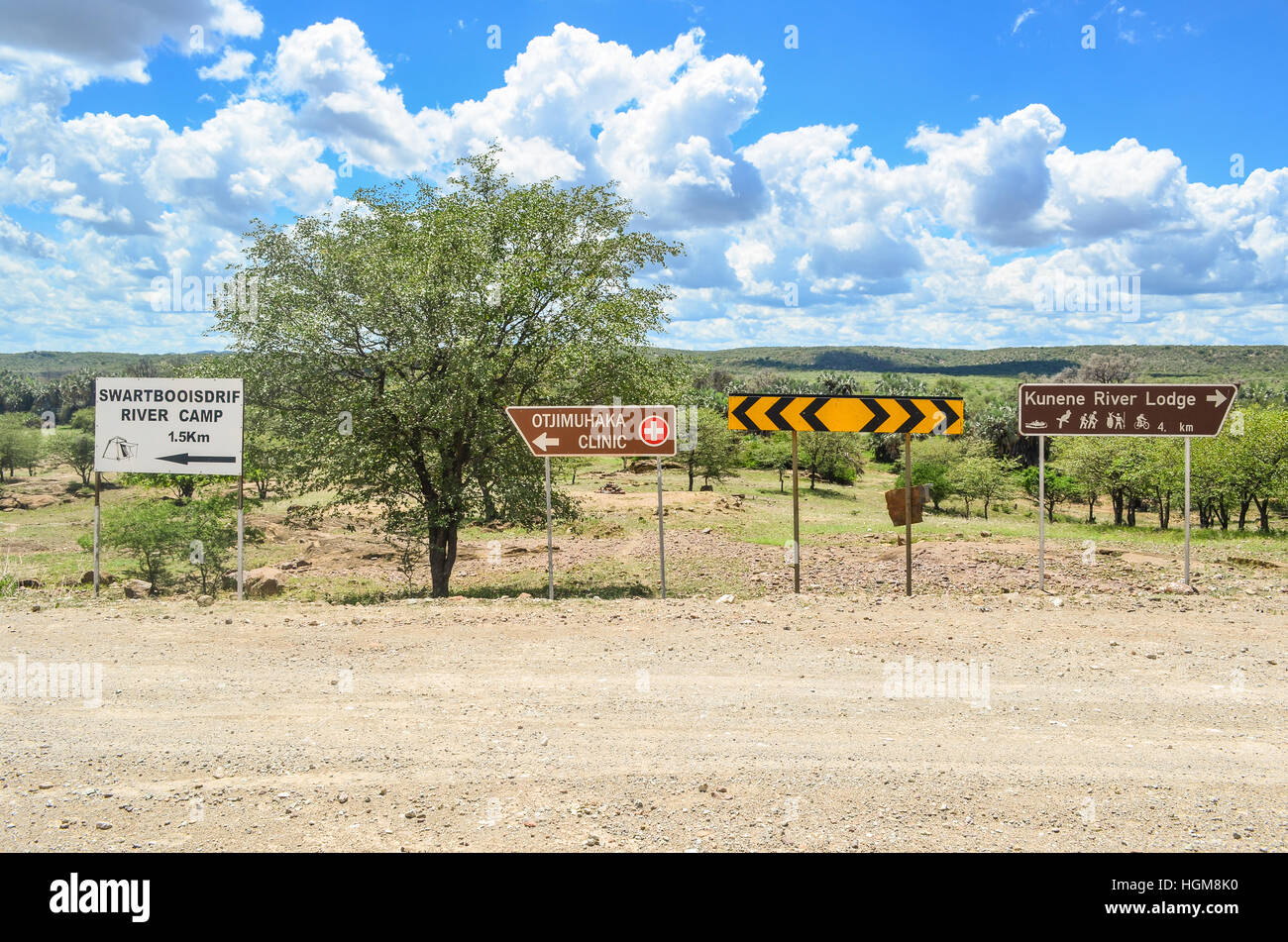 Verkehrszeichen und die Landschaft des nördlichen Namibia Stockfoto