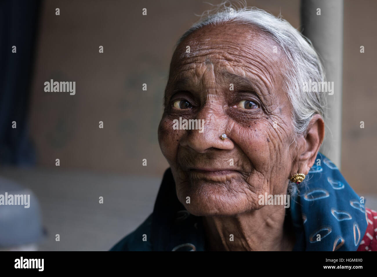 Portrait Of Senior Woman In traditioneller Kleidung gegen die Wand. Stockfoto