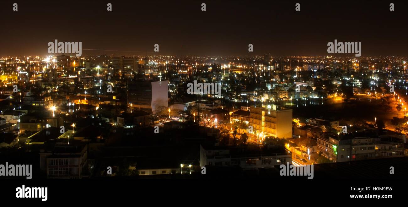 Nacht in der Stadt mit interessanten Lichter Stockfoto