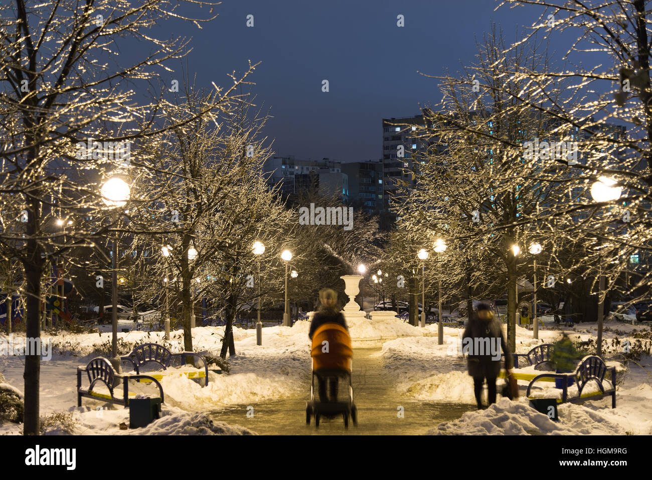 Winter Park in der Nacht in Moskau, Russland Stockfoto
