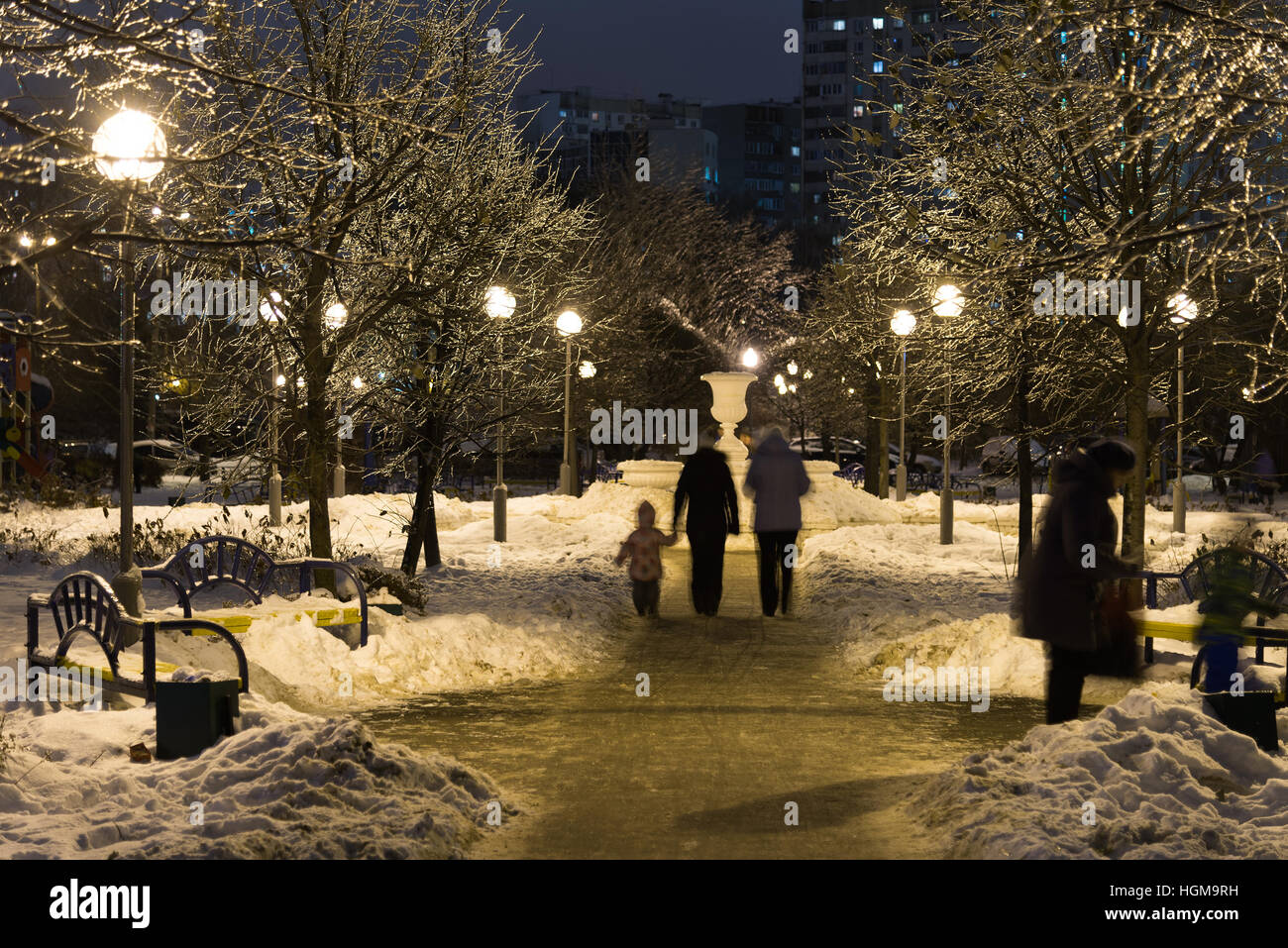 Winter Park in der Nacht in Moskau, Russland Stockfoto