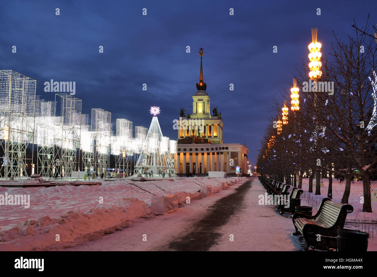 Neujahr-Lichtinstallationen auf der Gasse der Herrlichkeit an WDNCh. Moskau, Russland Stockfoto